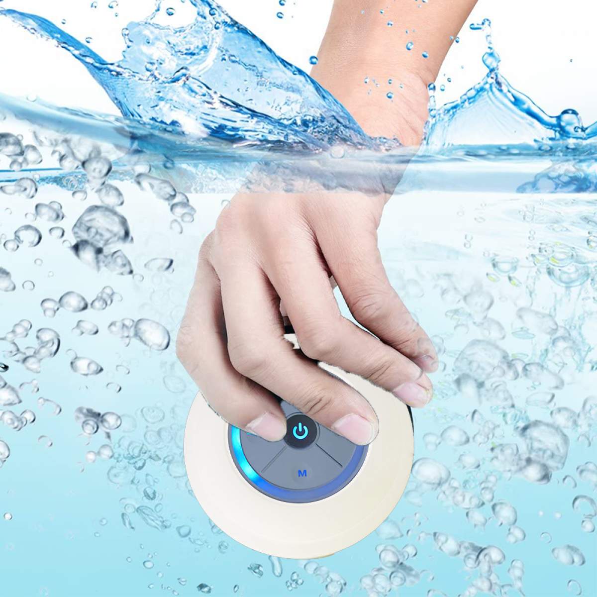 Die Hand einer Person hält ein weißes, rundes, wasserdichtes Gerät unter Wasser.