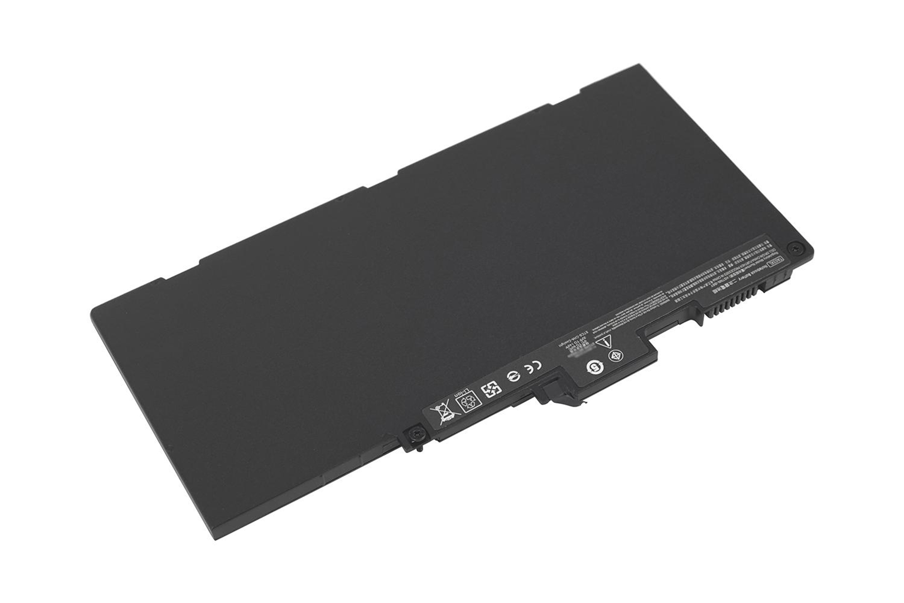 Una batteria nera per laptop. La batteria è rettangolare, con segni sulla superficie superiore. Sfondo bianco.