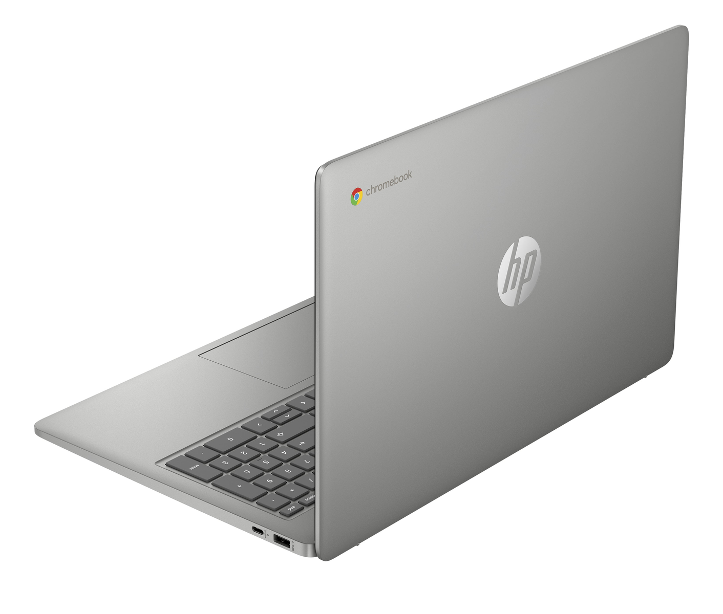 Portátil HP Chromebook plateado, parcialmente abierto, sobre fondo blanco. Logo HP visible.