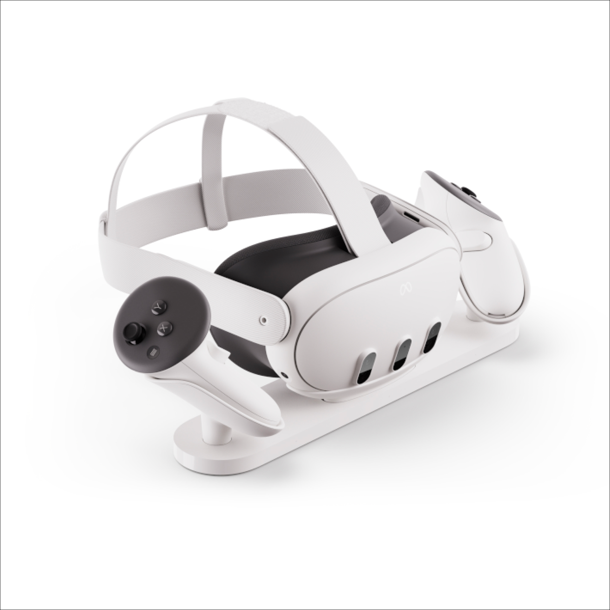 Ein weißes VR-Headset mit Controllern liegt auf einem weißen Ständer vor weißem Hintergrund.