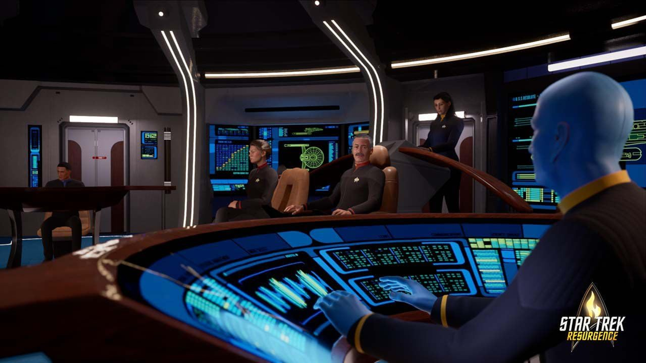 Scena z mostu Star Trek z członkami załogi, niebieskoskórnym obcym i ekranami komputerów.
