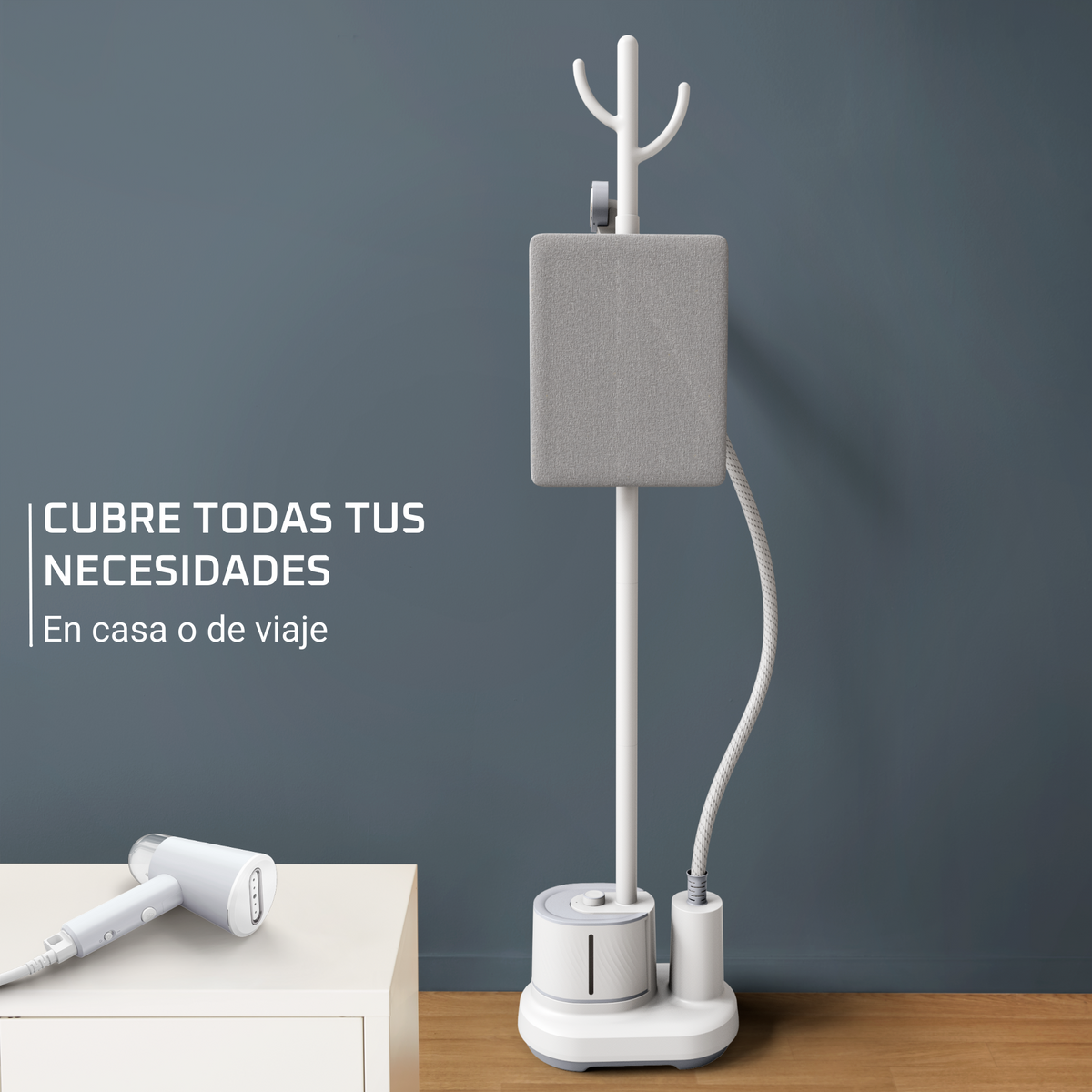Un vaporizzatore per indumenti bianco e grigio con testo in spagnolo e un tavolo bianco.