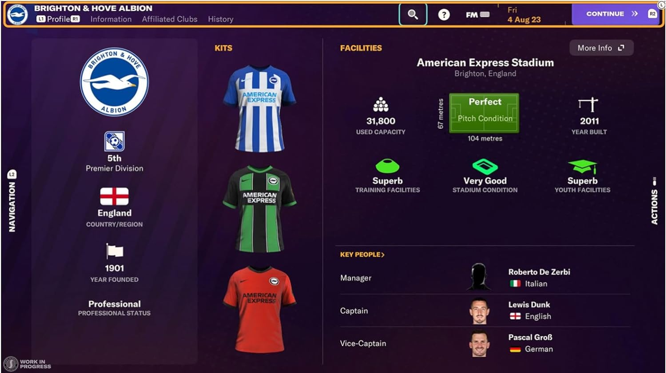 Interfejs gry Football Manager. Wyświetla informacje o zespole, strojach, obiektach i kluczowym personelu. Jasne tło.