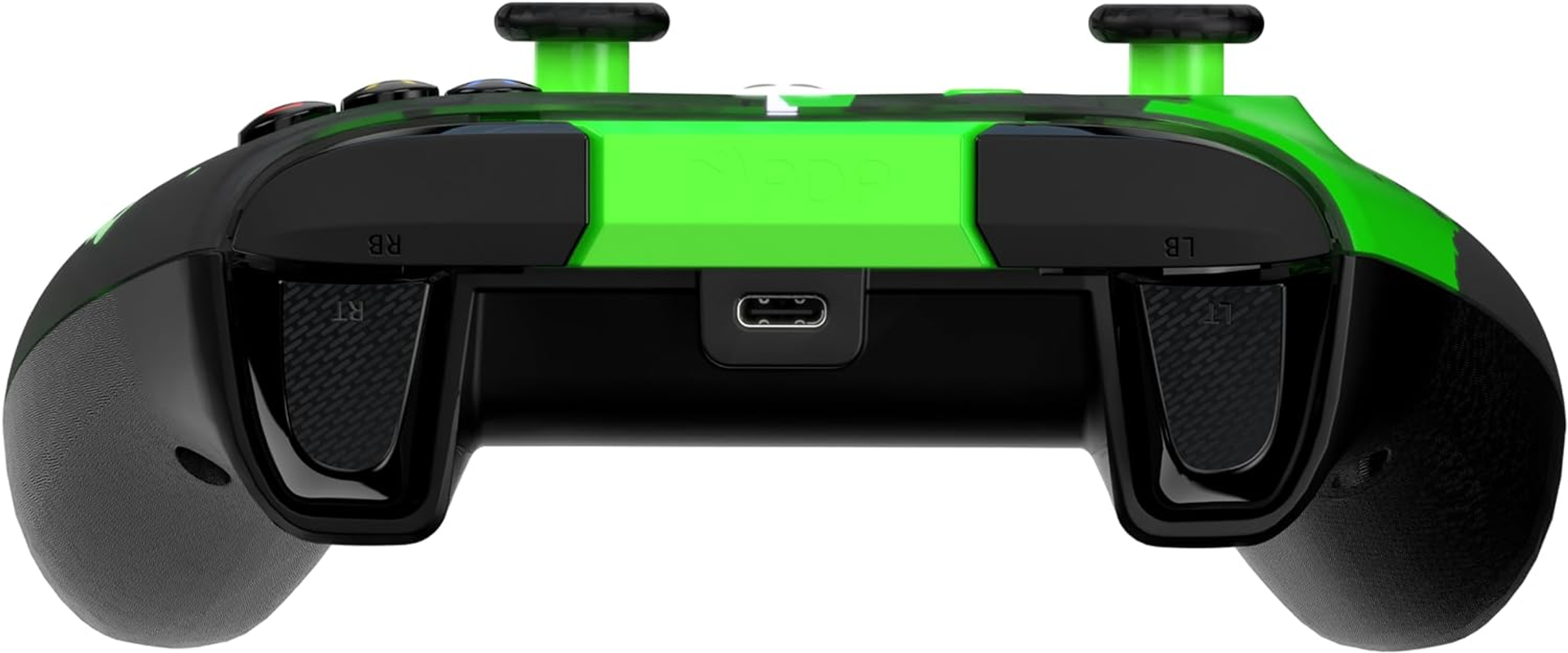 Zielony i czarny kontroler do gier, widok od dołu. Widoczny port USB.