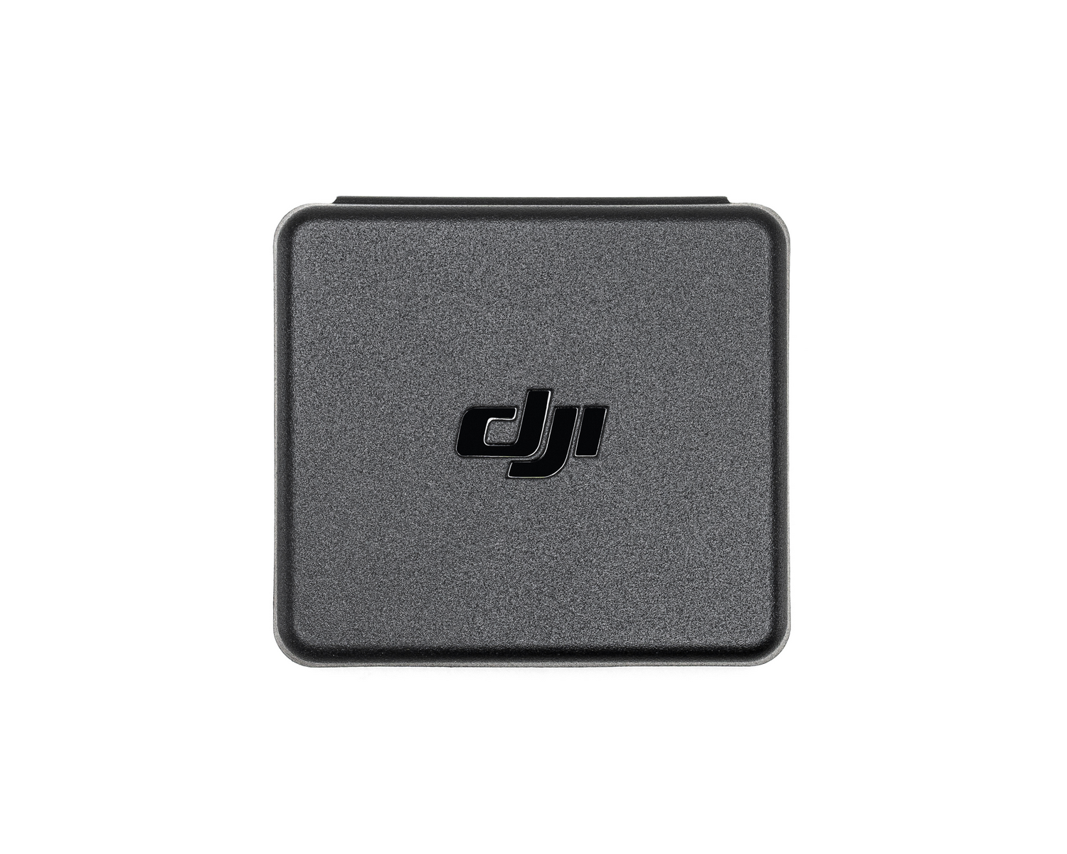 Caja cuadrada negra DJI, vista superior. El logotipo de DJI está centrado en la superficie superior. Acabado mate, texturizado.