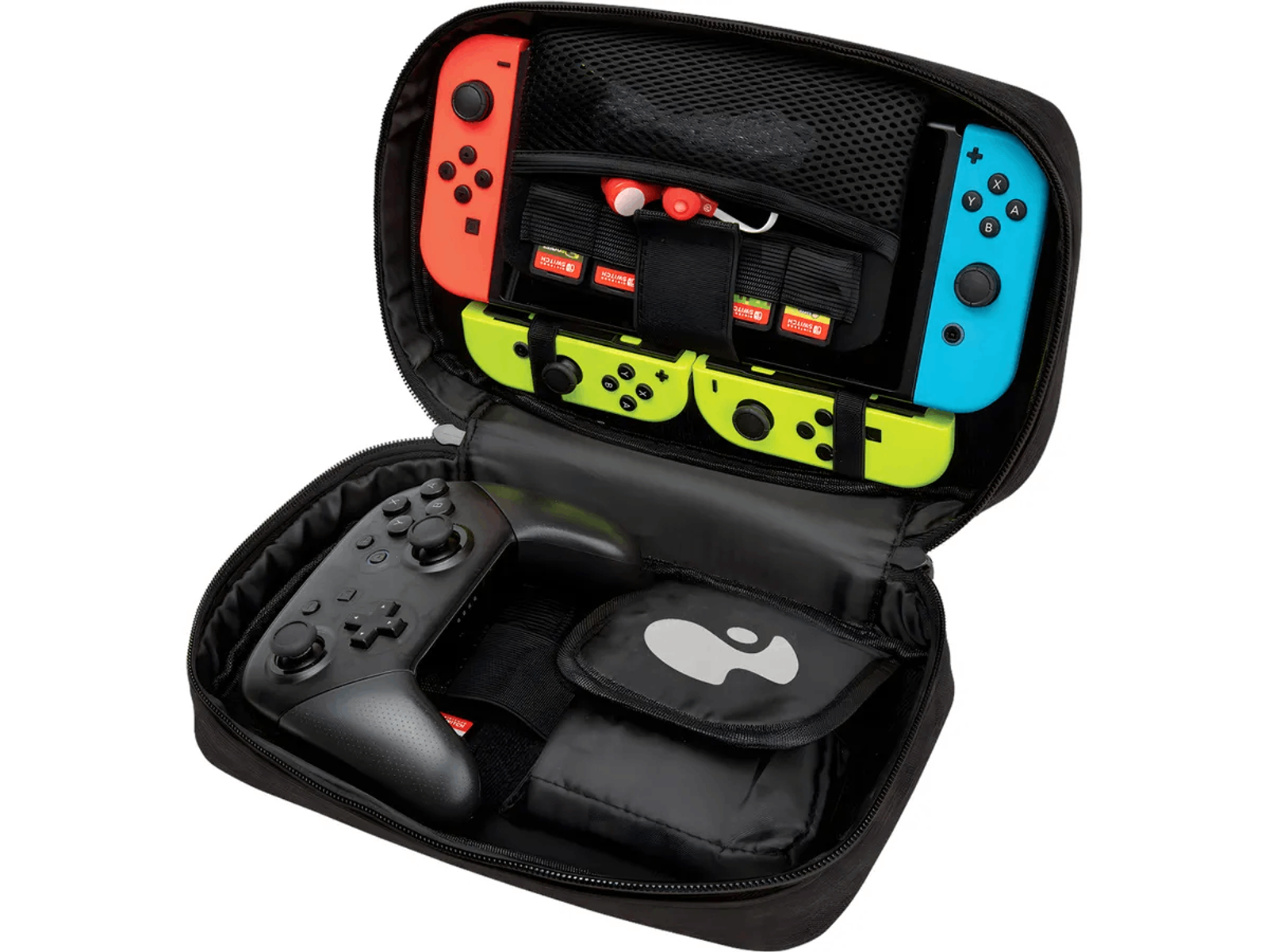 Un estuche negro lleno de mandos y accesorios de videojuegos. Vista abierta.