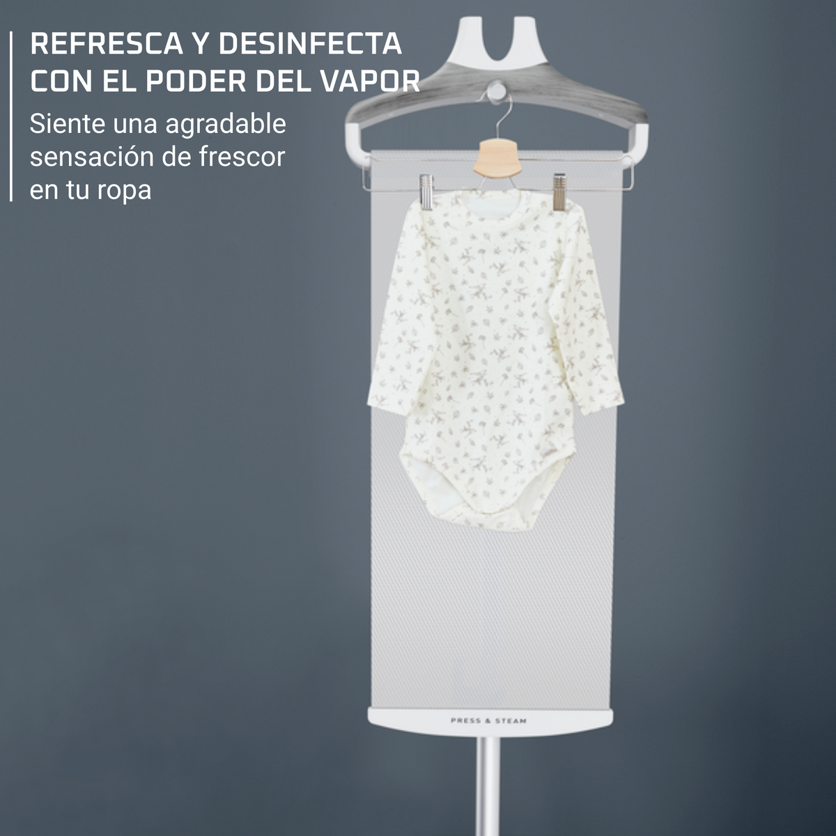 Vaporizzatore per vestiti bianco con un body per bambini appeso. Testo sul lato in spagnolo.