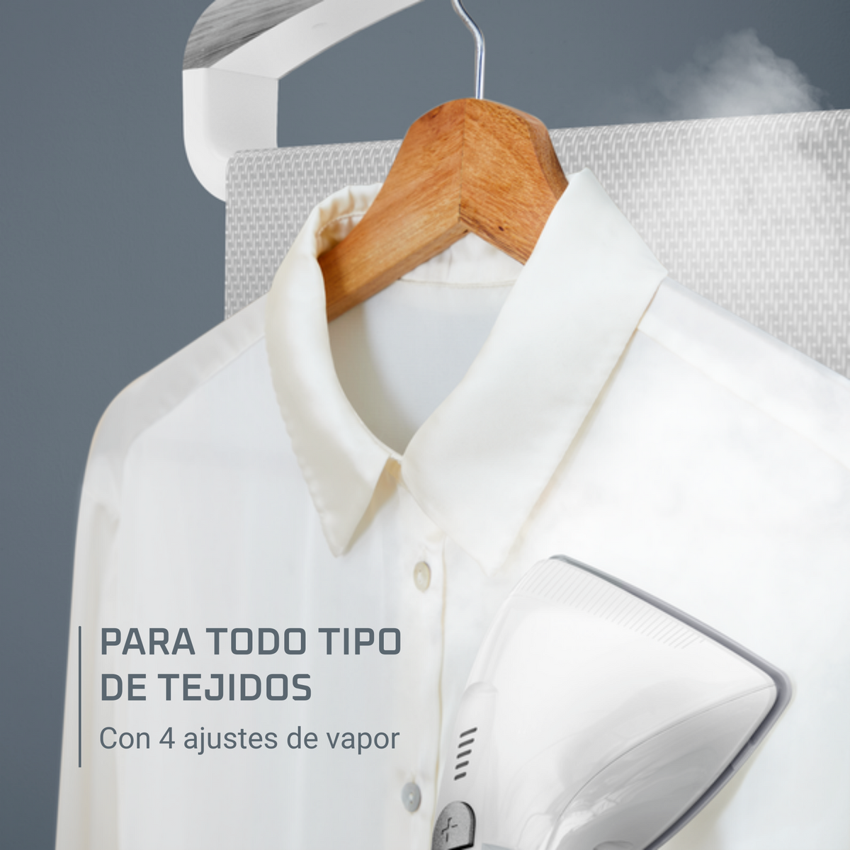 Una camicia bianca su una gruccia di legno viene vaporizzata da uno vaporizzatore per abiti bianco.