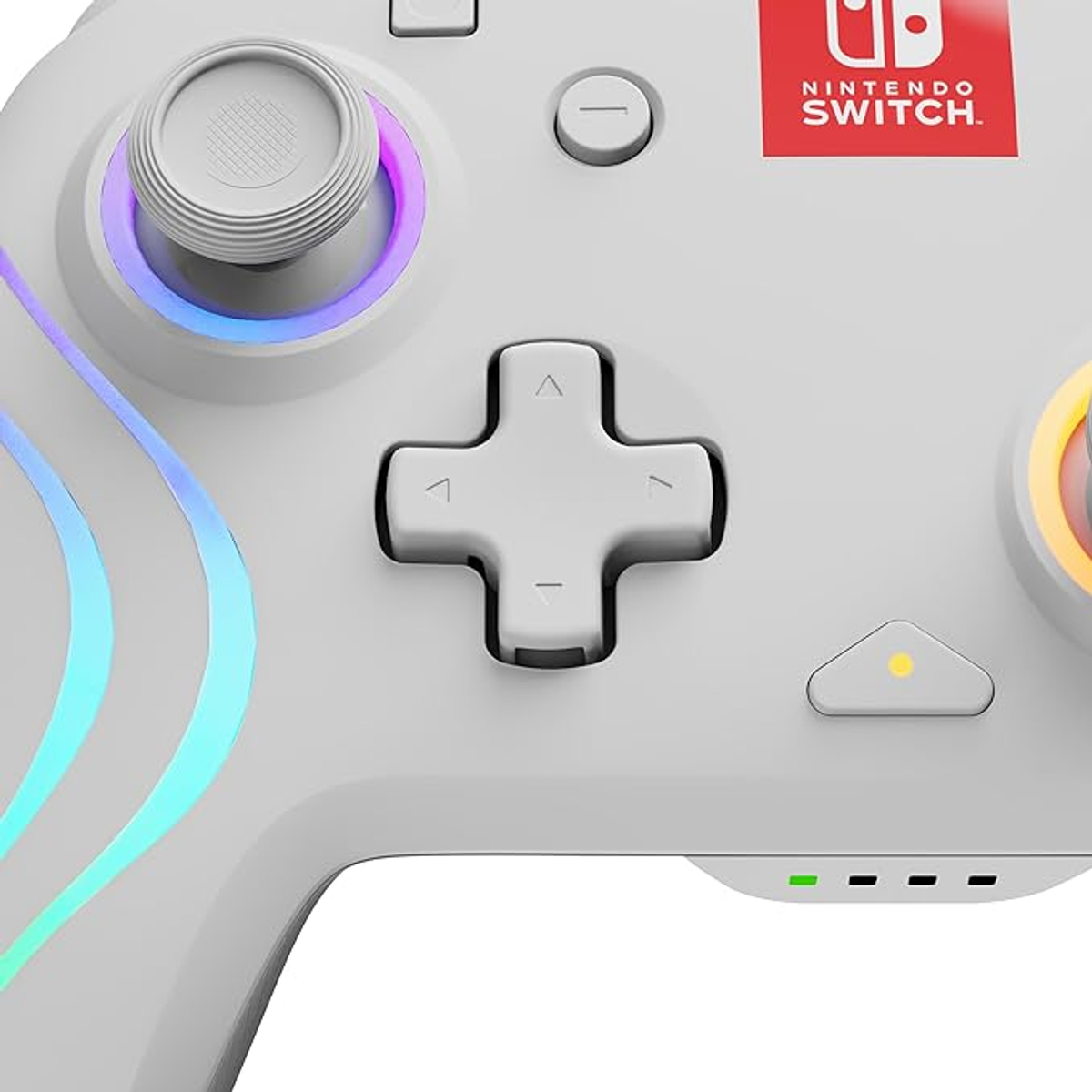 Biały kontroler do gier z kolorowym oświetleniem i logo Nintendo Switch.