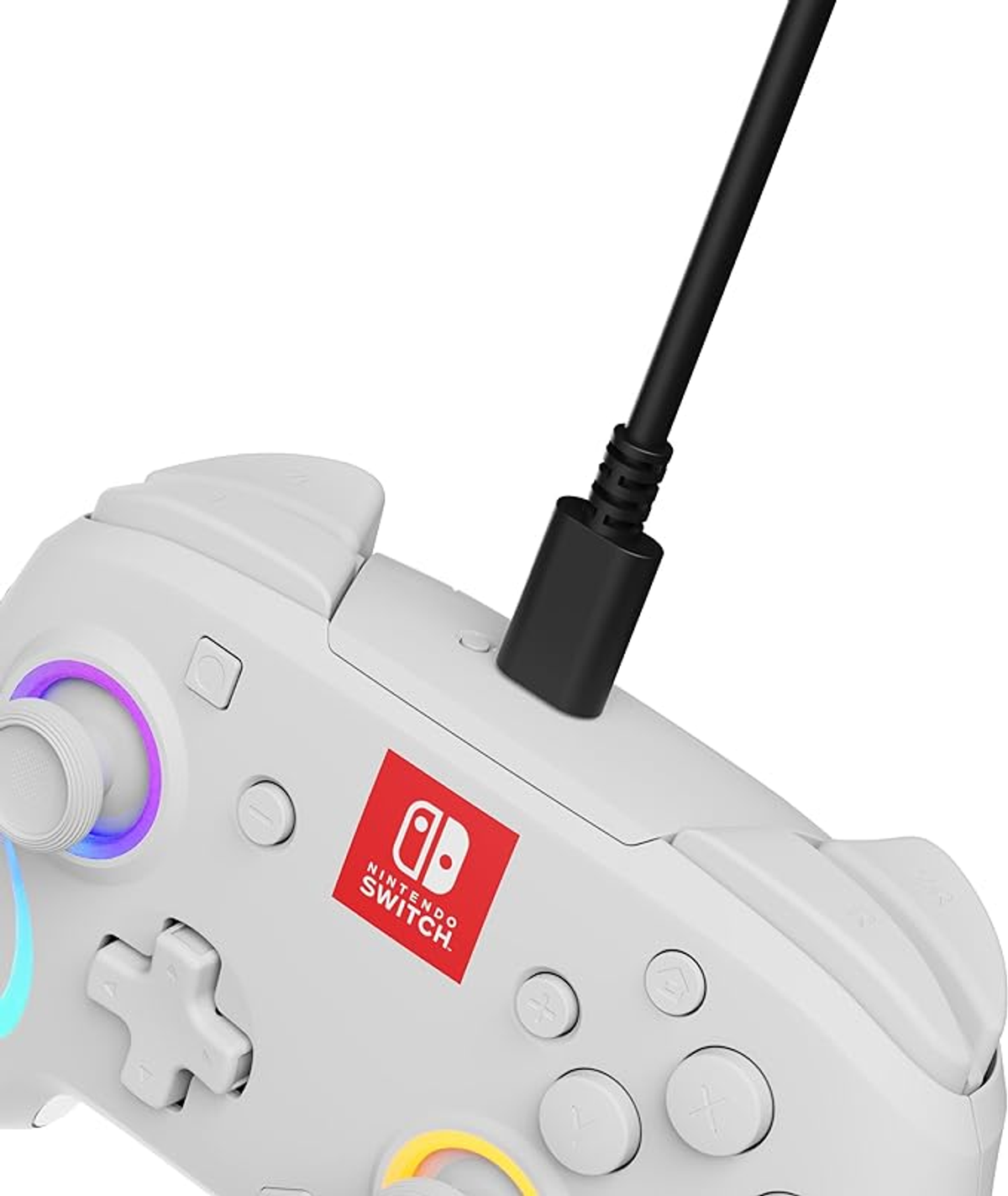 Biały kontroler Nintendo Switch z podłączonym czarnym kablem ładującym. Widoczne logo Nintendo Switch.