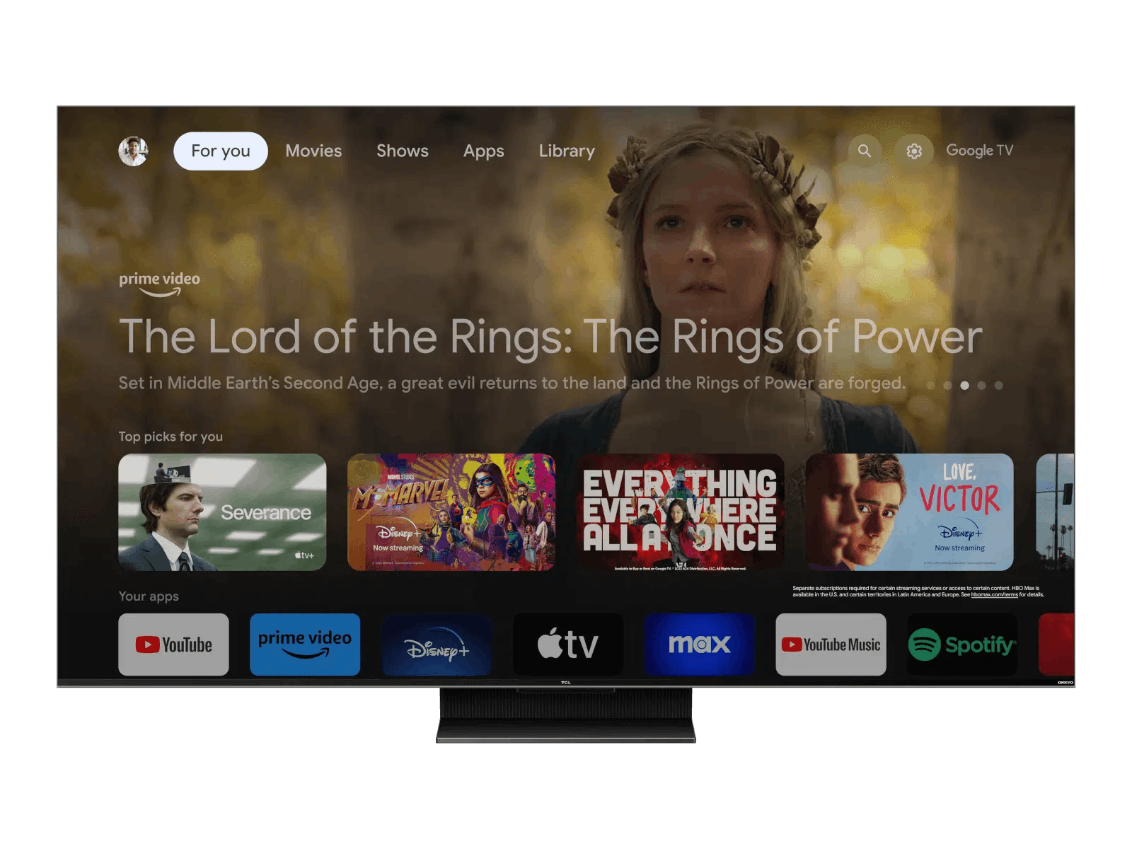 Una pantalla de TV mostrando una interfaz de servicio de streaming. Varios iconos de aplicaciones son visibles. Fondo negro.