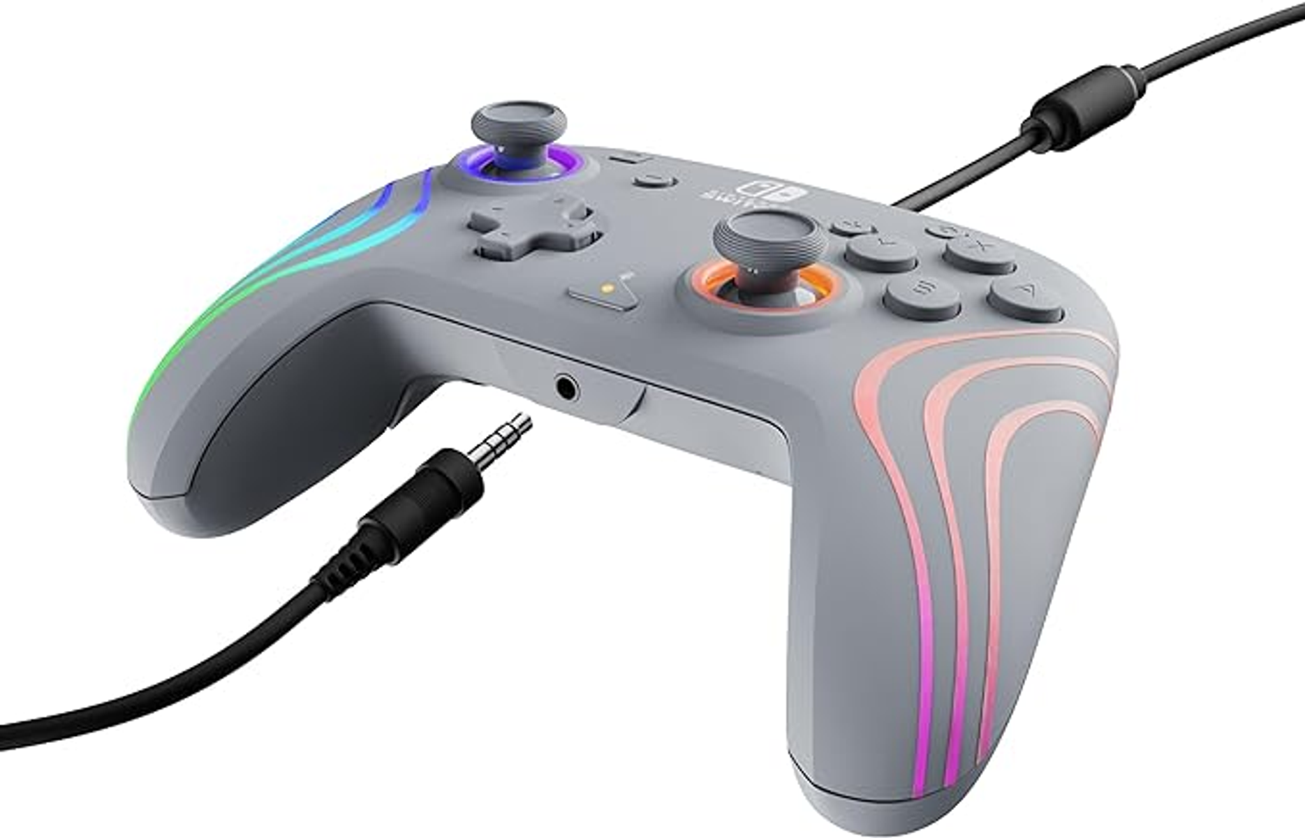 Szary kontroler do gier z kolorowymi paskami. Posiada przyciski, joysticki i wtyczkę do słuchawek.