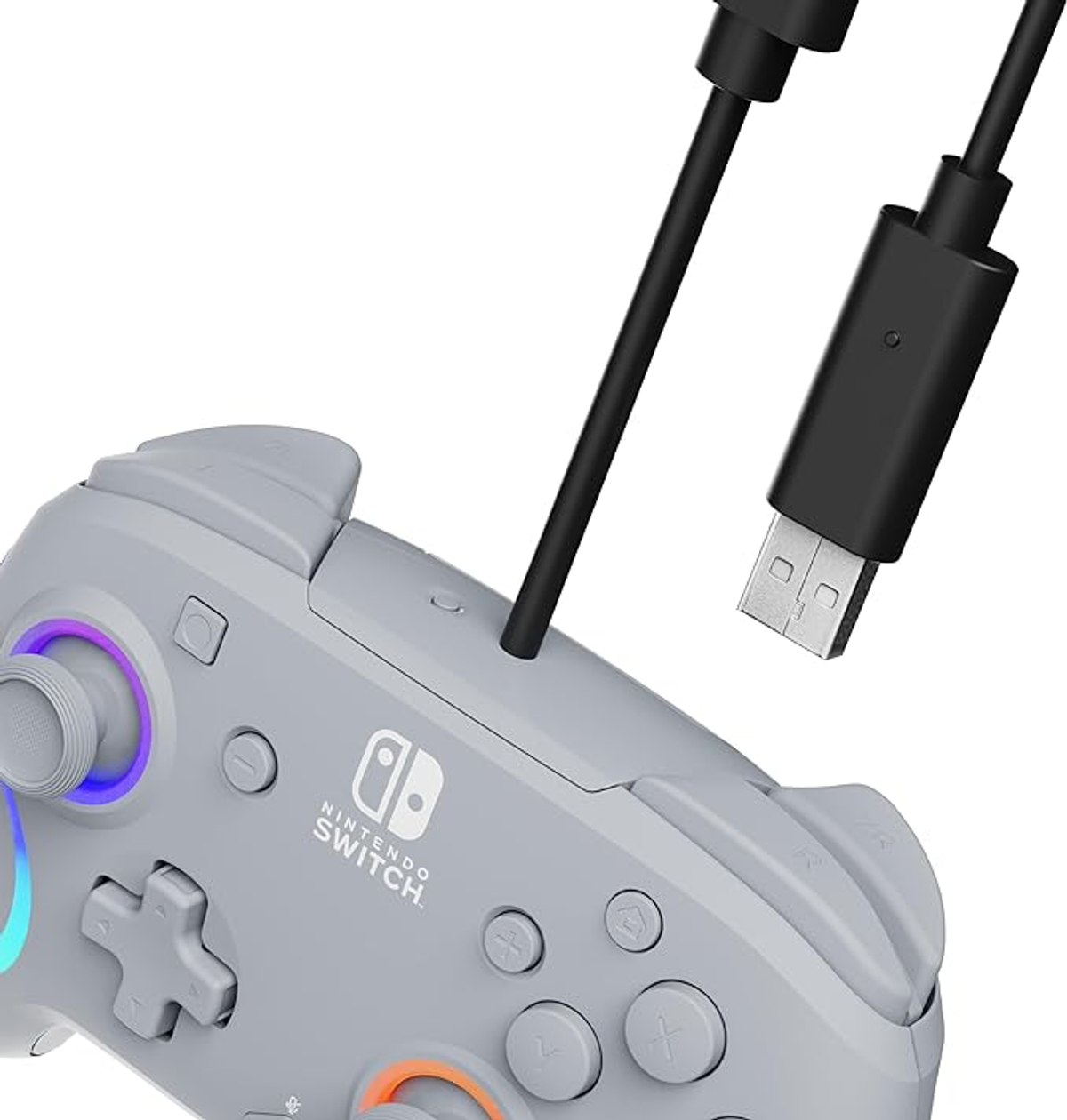 Szary kontroler Nintendo Switch z podłączonym kablem USB, na białym tle.
