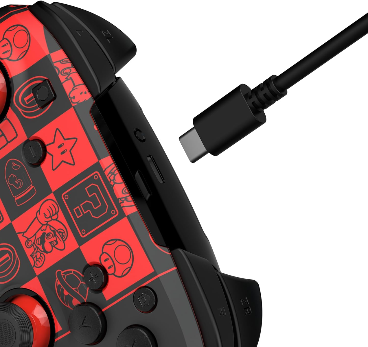 Czerwono-czarny kontroler Nintendo Switch z podłączonym kablem USB-C, zbliżenie.