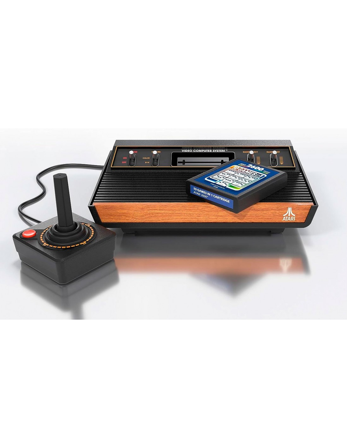 Konsola Atari z joystickiem i kartridżem. Wykończenie w kolorze drewna, czarno-brązowe.