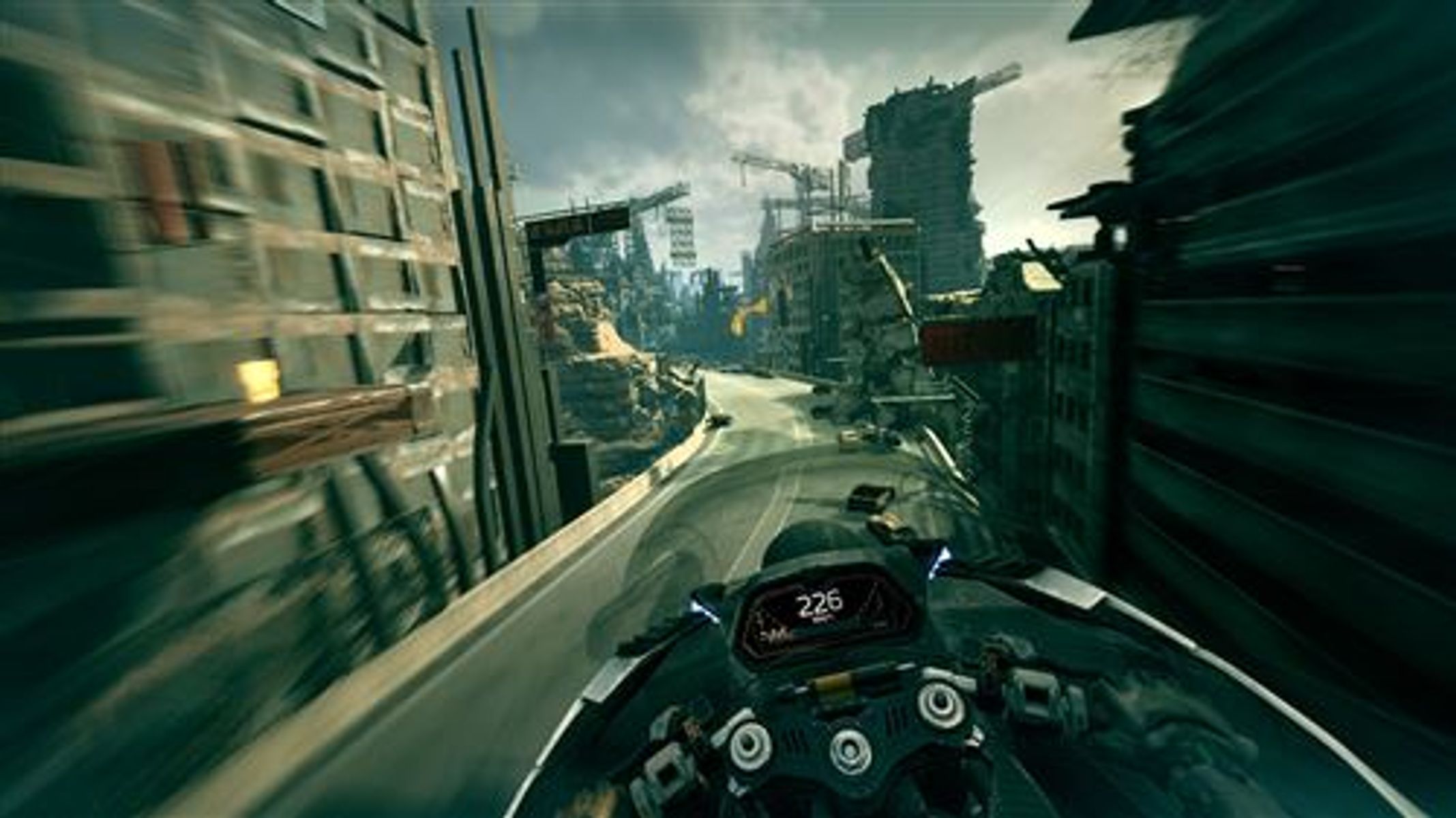 Vista del juego de motos. La vista es desde la perspectiva del conductor, corriendo en una ciudad destruida. Edificios visibles.