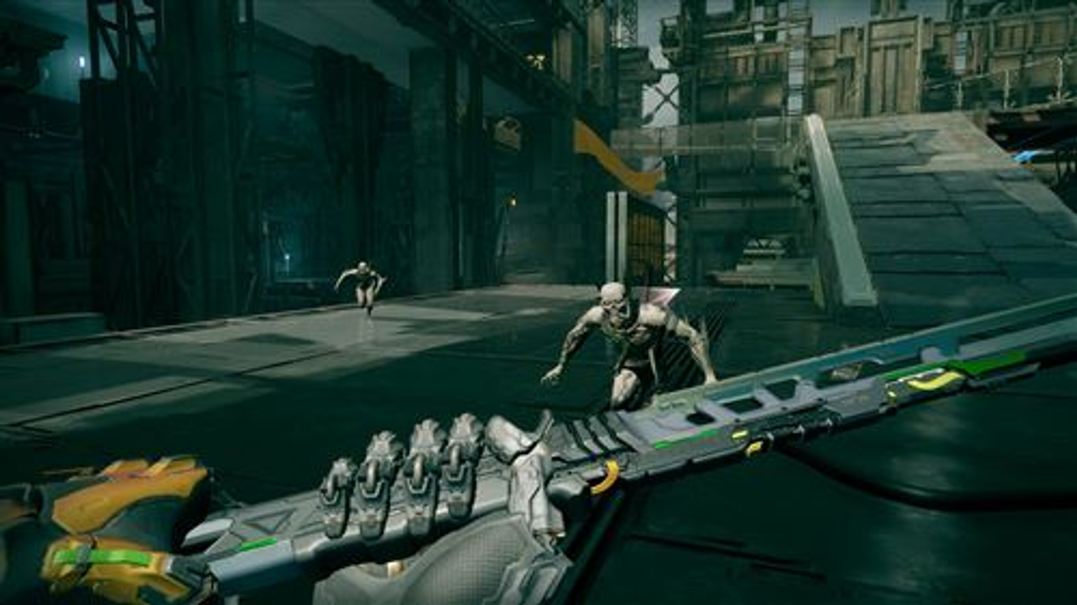 Vista in prima persona di una scena futuristica con due figure e un'arma.