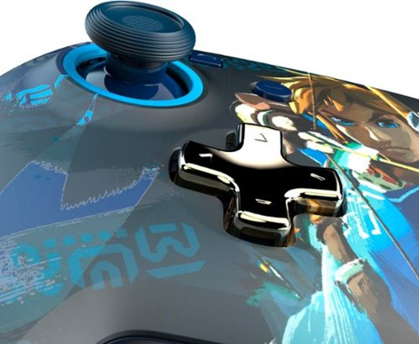 Zbliżenie kontrolera do gier. Widoczny niebieski joystick i przyciski kierunkowe.