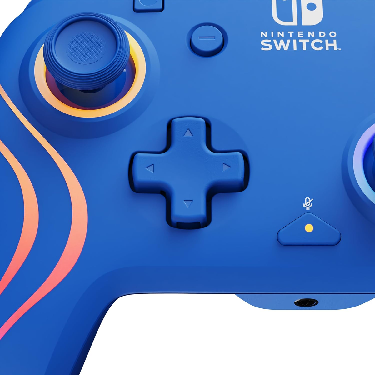 Niebieski kontroler Nintendo Switch. Posiada d-pad, przyciski i joystick z pomarańczowymi detalami.