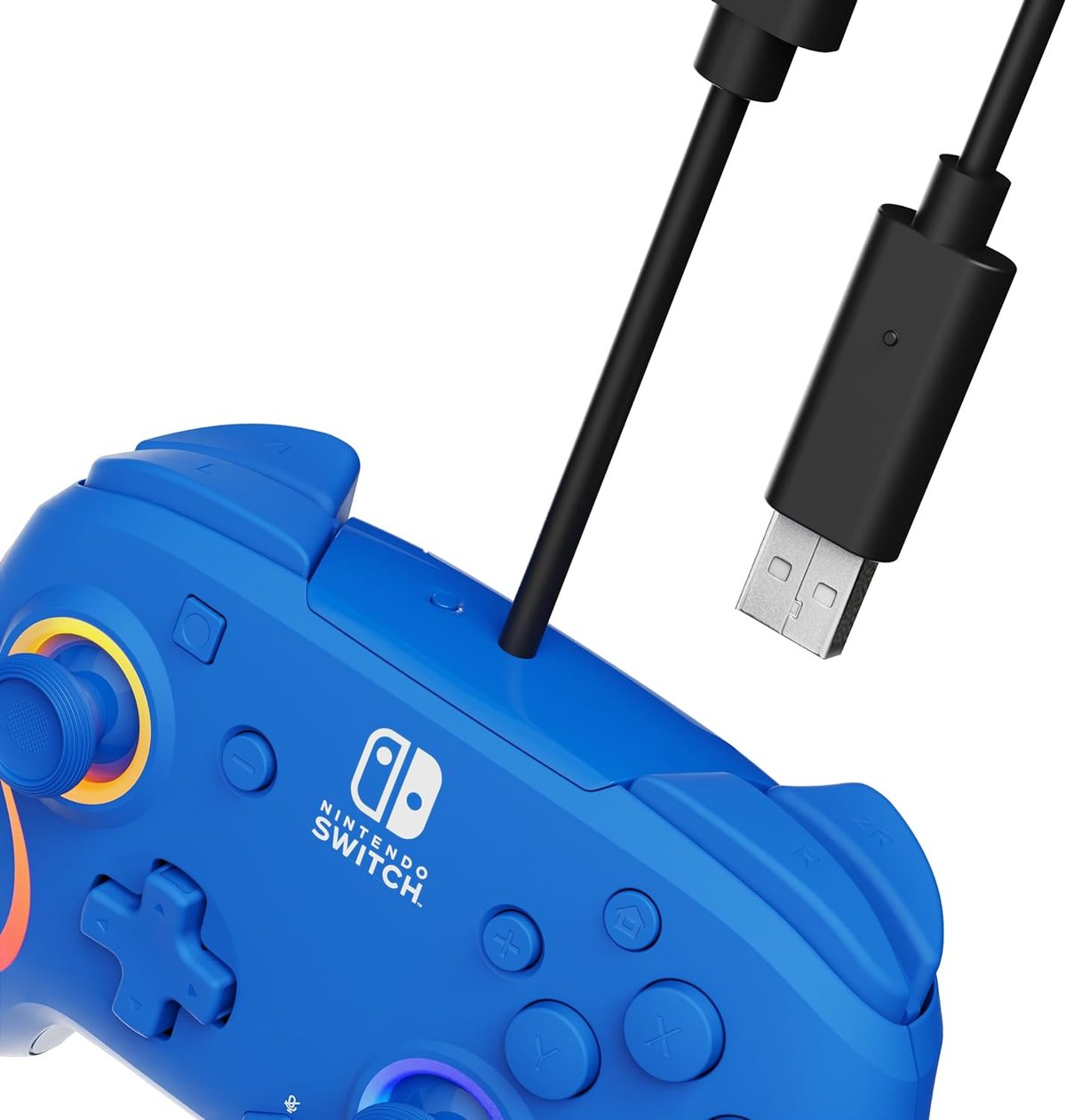 Niebieski kontroler Nintendo Switch z dołączonym czarnym kablem USB.
