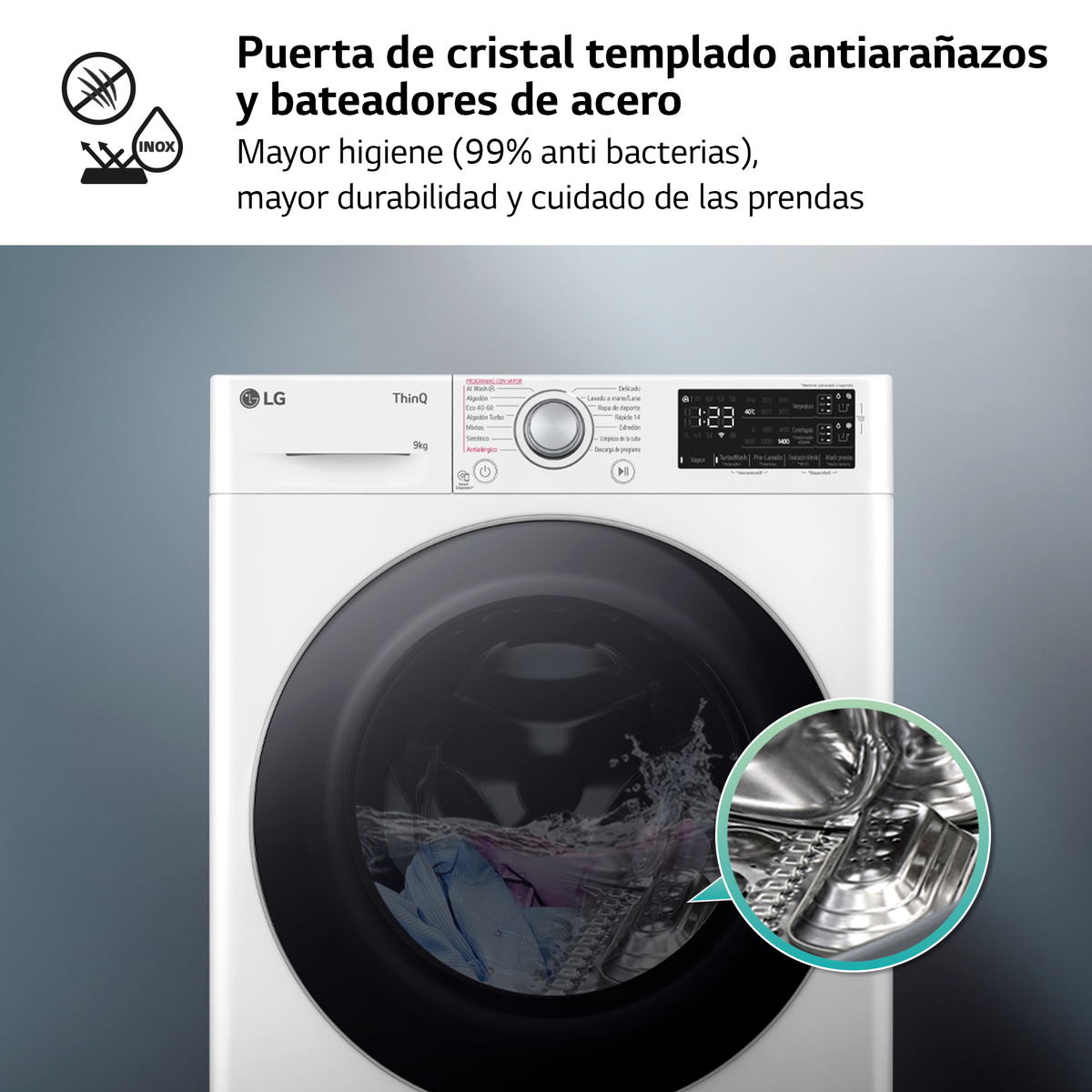 Lavadora blanca con pantalla digital y primer plano del tambor con ropa dentro.