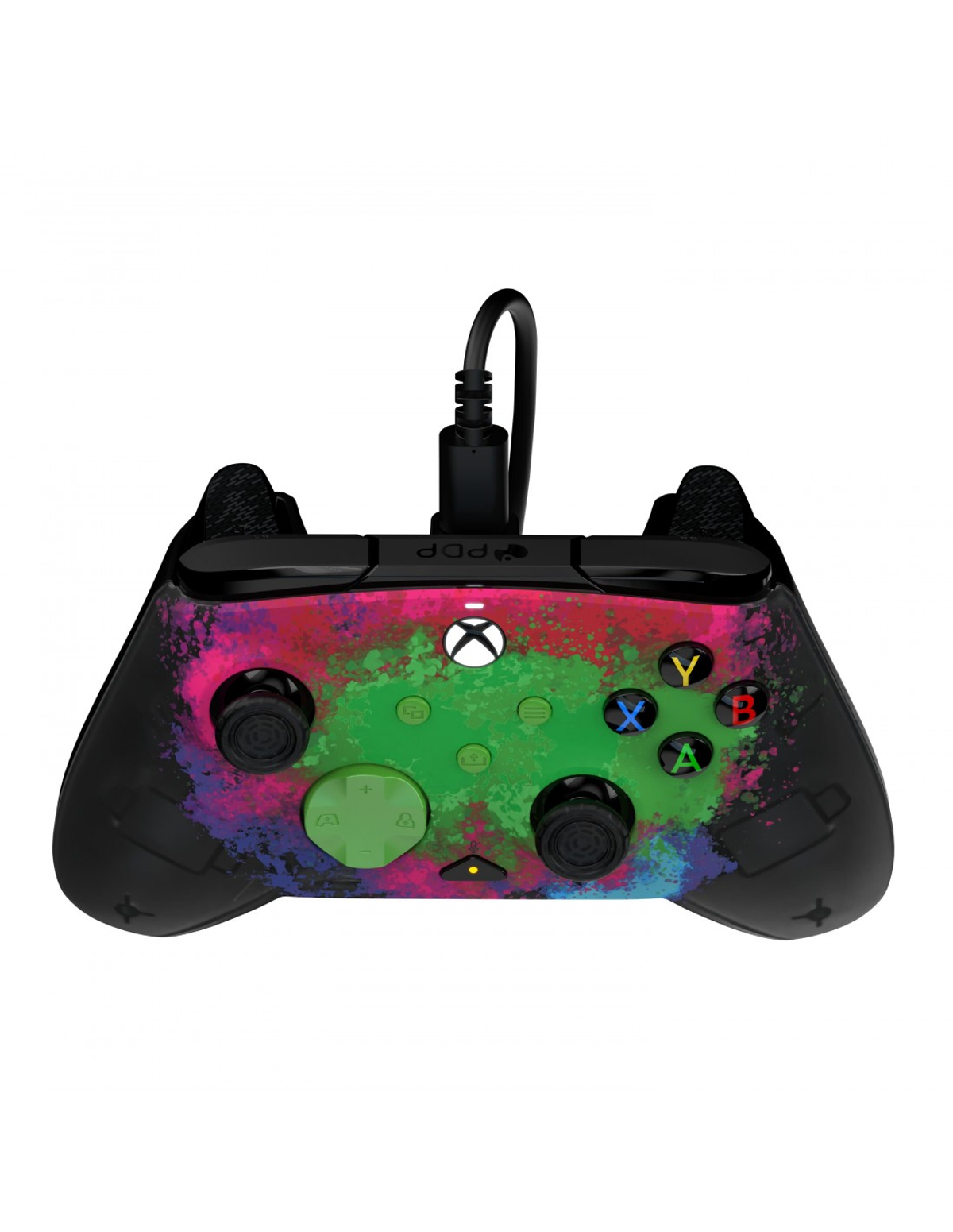 Czarny kontroler Xbox z kolorowym wzorem rozprysków farby. Podłączony kabel.