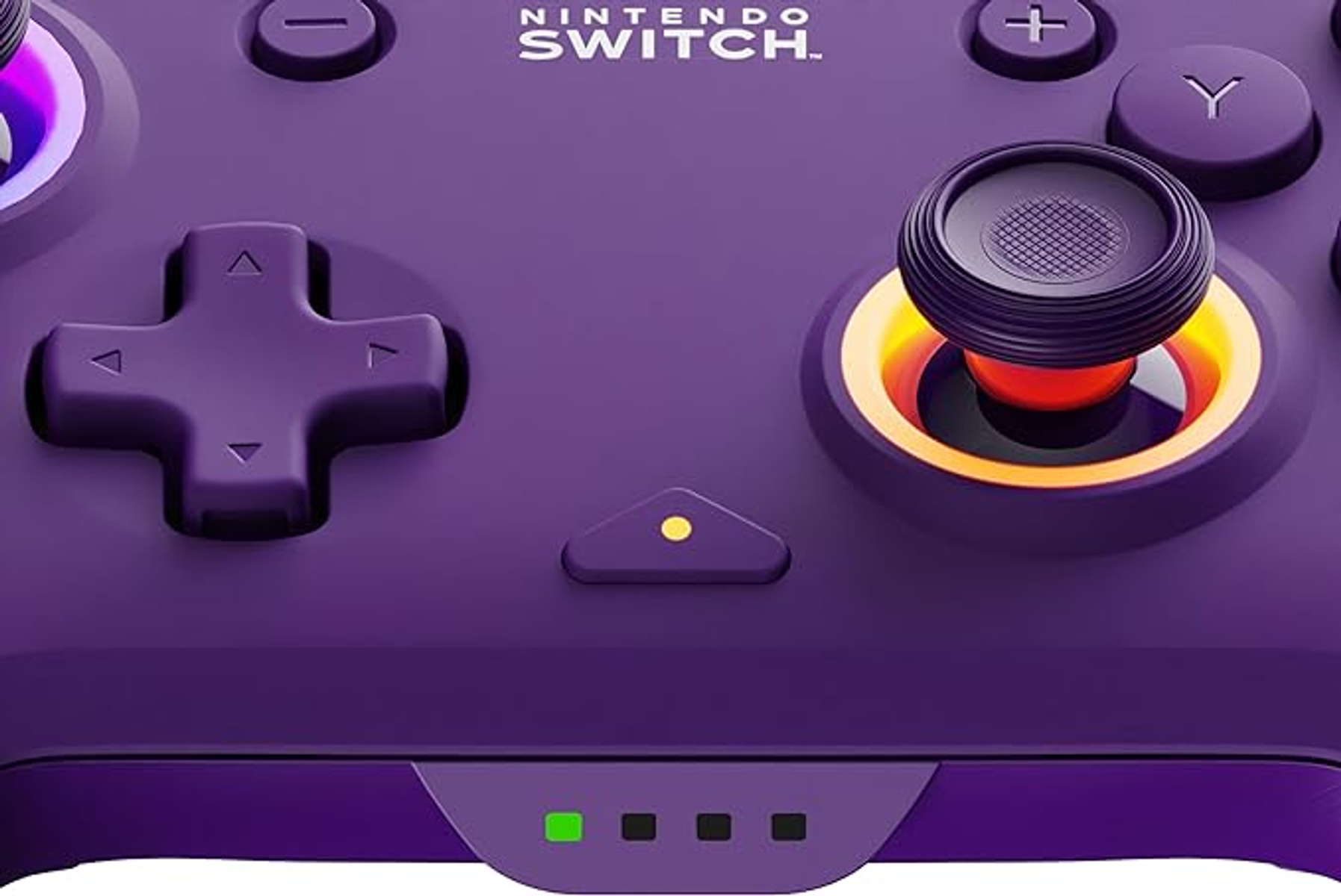 Lila Nintendo Switch Controller. Nahaufnahme, mit Joystick, Knöpfen und einem grünen Licht.