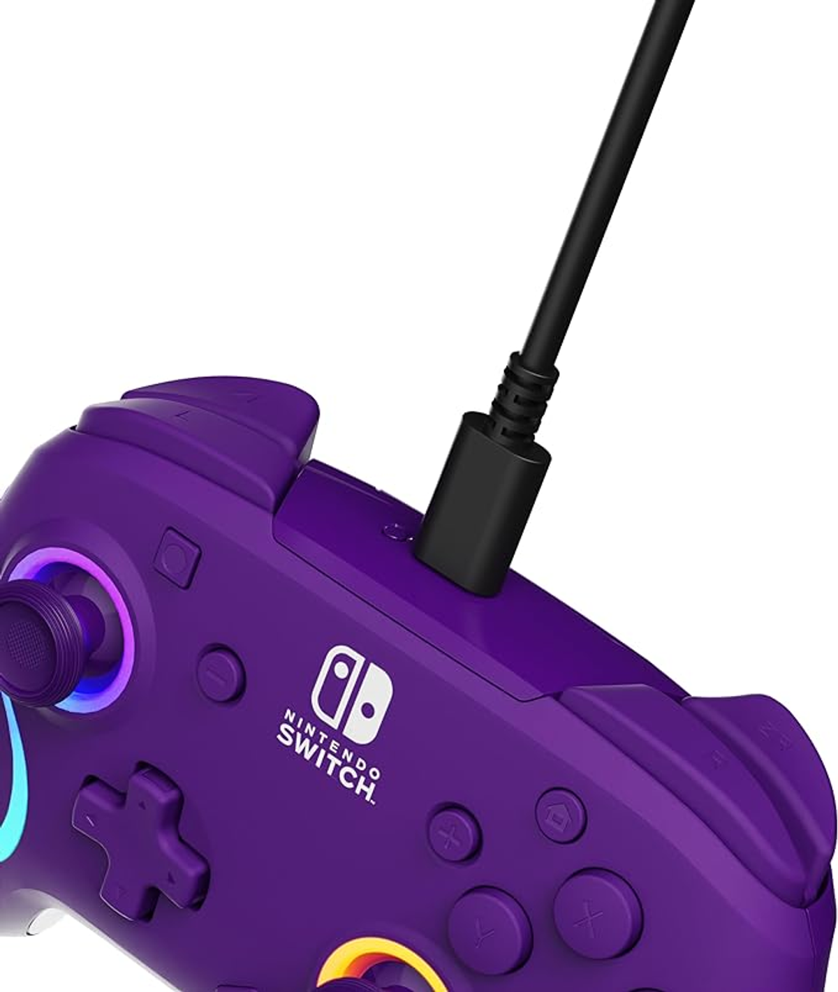 Ein lila Nintendo Switch Controller mit einem schwarzen Ladekabel.