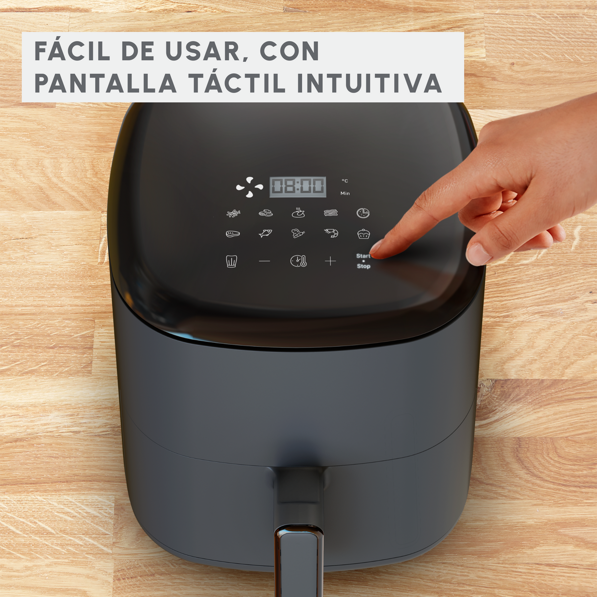 Czarna frytownica powietrzna z ekranem dotykowym. Godzina to 08:00. Ręka naciska przycisk 'Start/Stop'.