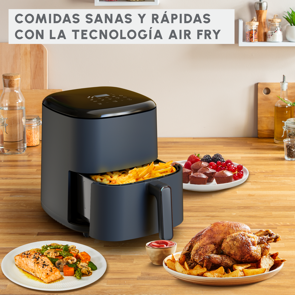 Frytkownica powietrzna z różnymi ugotowanymi potrawami na drewnianej powierzchni.