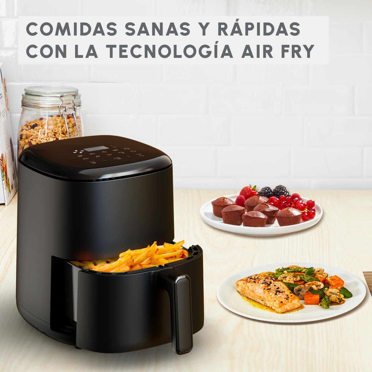 Friggitrice ad aria nera con patatine fritte cotte e altri cibi su piatti. Testo in alto.