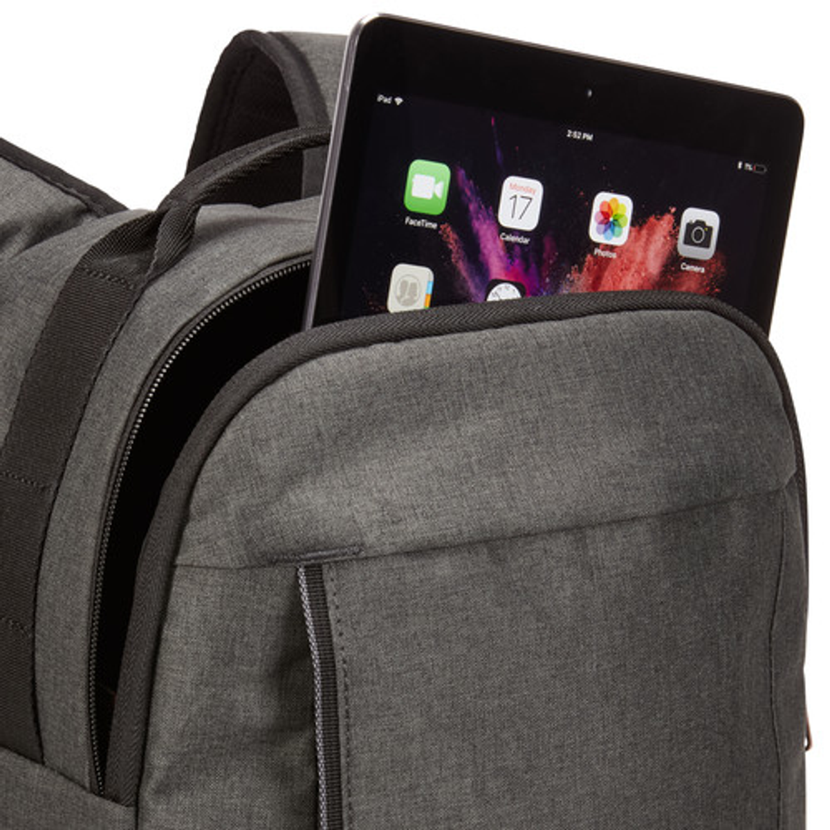 Zaino grigio con cerniera nera, tablet parzialmente visibile all'interno della tasca.