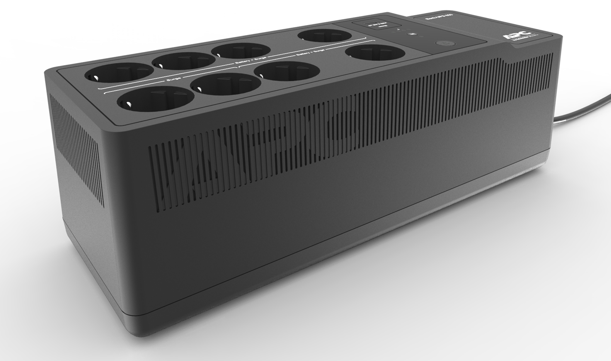 Alimentatore APC nero con prese multiple, vista dall'alto. È su una superficie bianca.