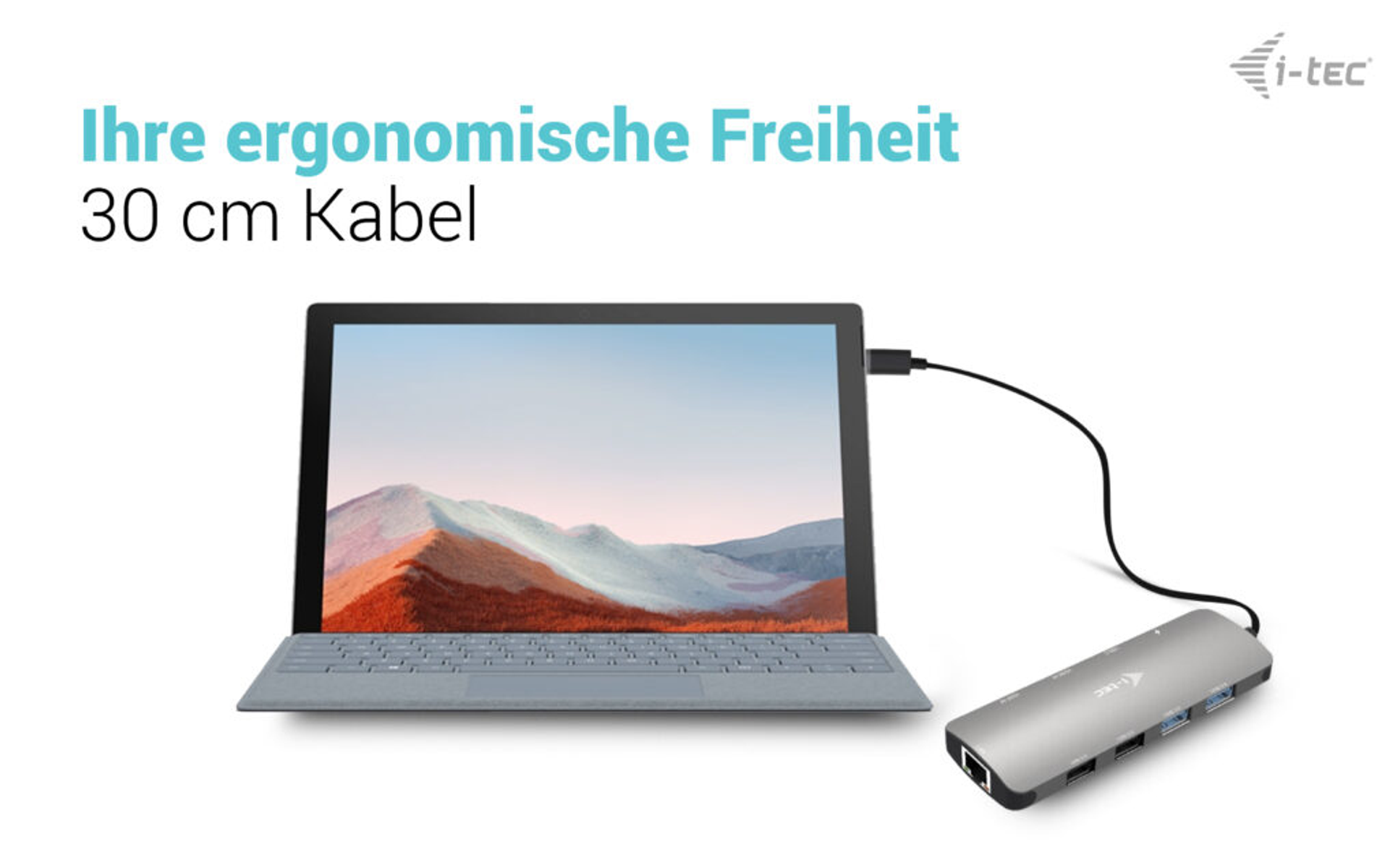 Silberner Hub, über ein Kabel mit einem Laptop verbunden, auf weißem Grund.