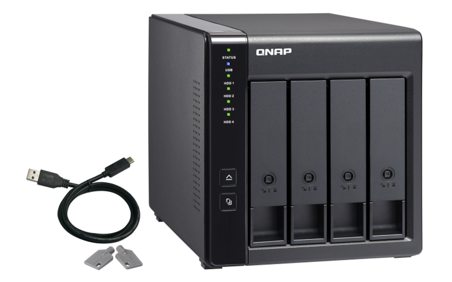 Un dispositivo NAS QNAP nero con quattro vani unità, collegato a un cavo USB e due chiavi USB.
