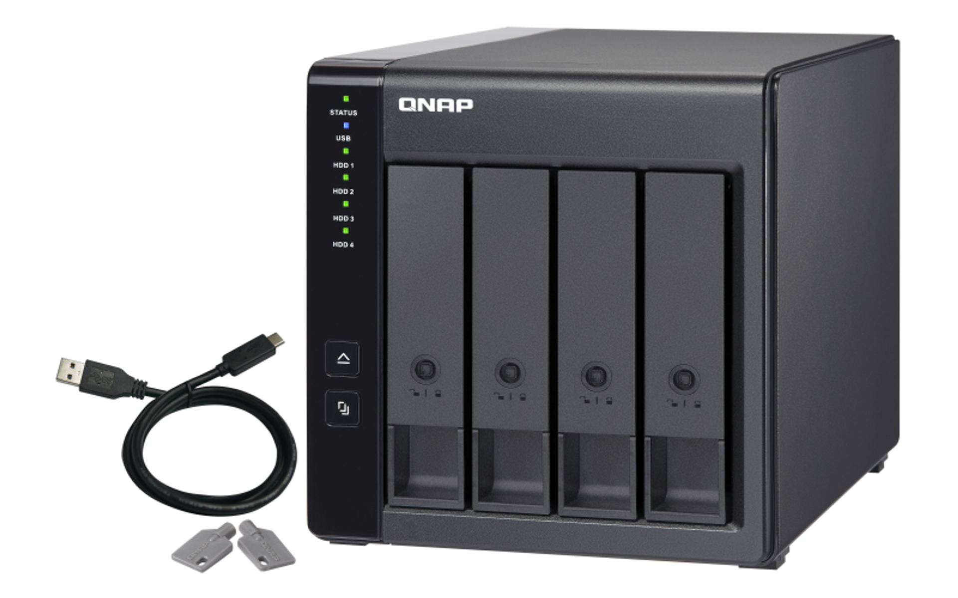 Server NAS QNAP nero con quattro vani disco, cavo USB e un paio di chiavi su sfondo bianco.