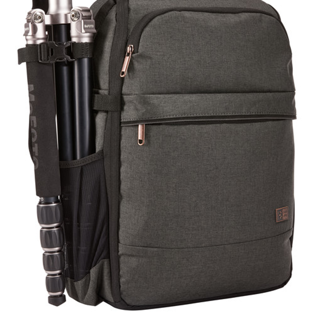 Schwarzer Rucksack mit Stativ, Reißverschlüssen und Taschen sichtbar.