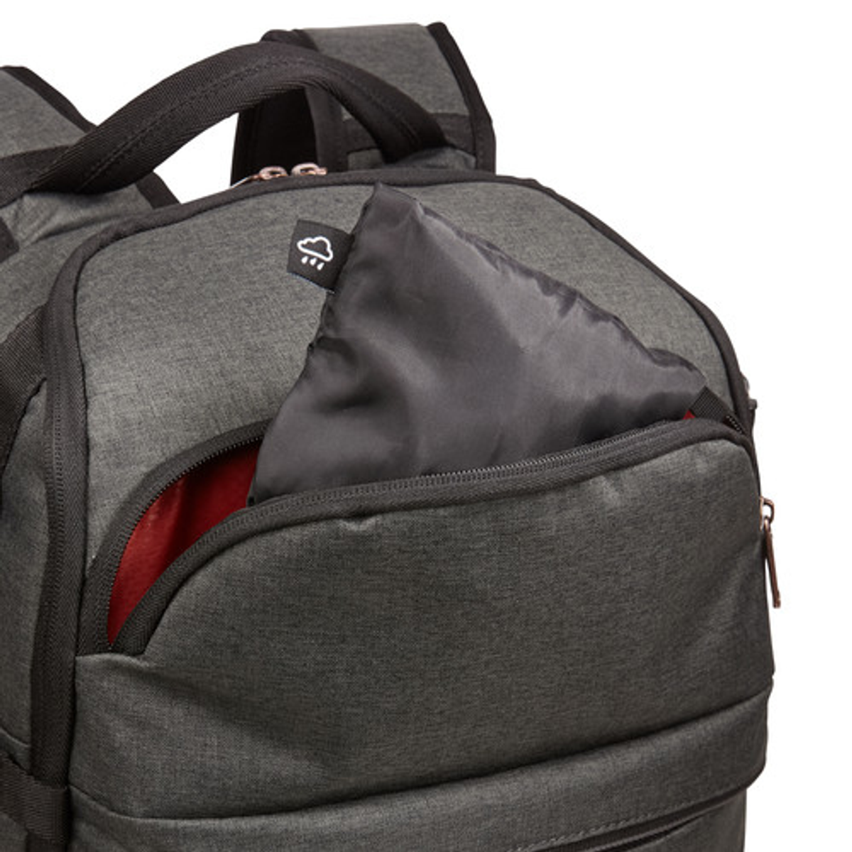 Dunkelgrauer Rucksack mit einer kleineren schwarzen Tasche, die aus einer Tasche kommt.