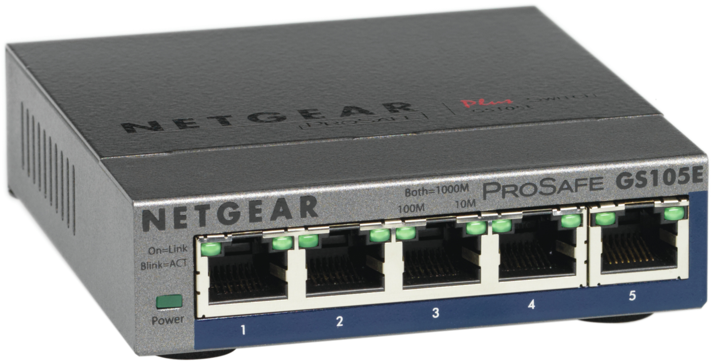 Uno switch grigio Netgear ProSafe GS105E con 5 porte, etichette e luci verdi. Sfondo bianco.