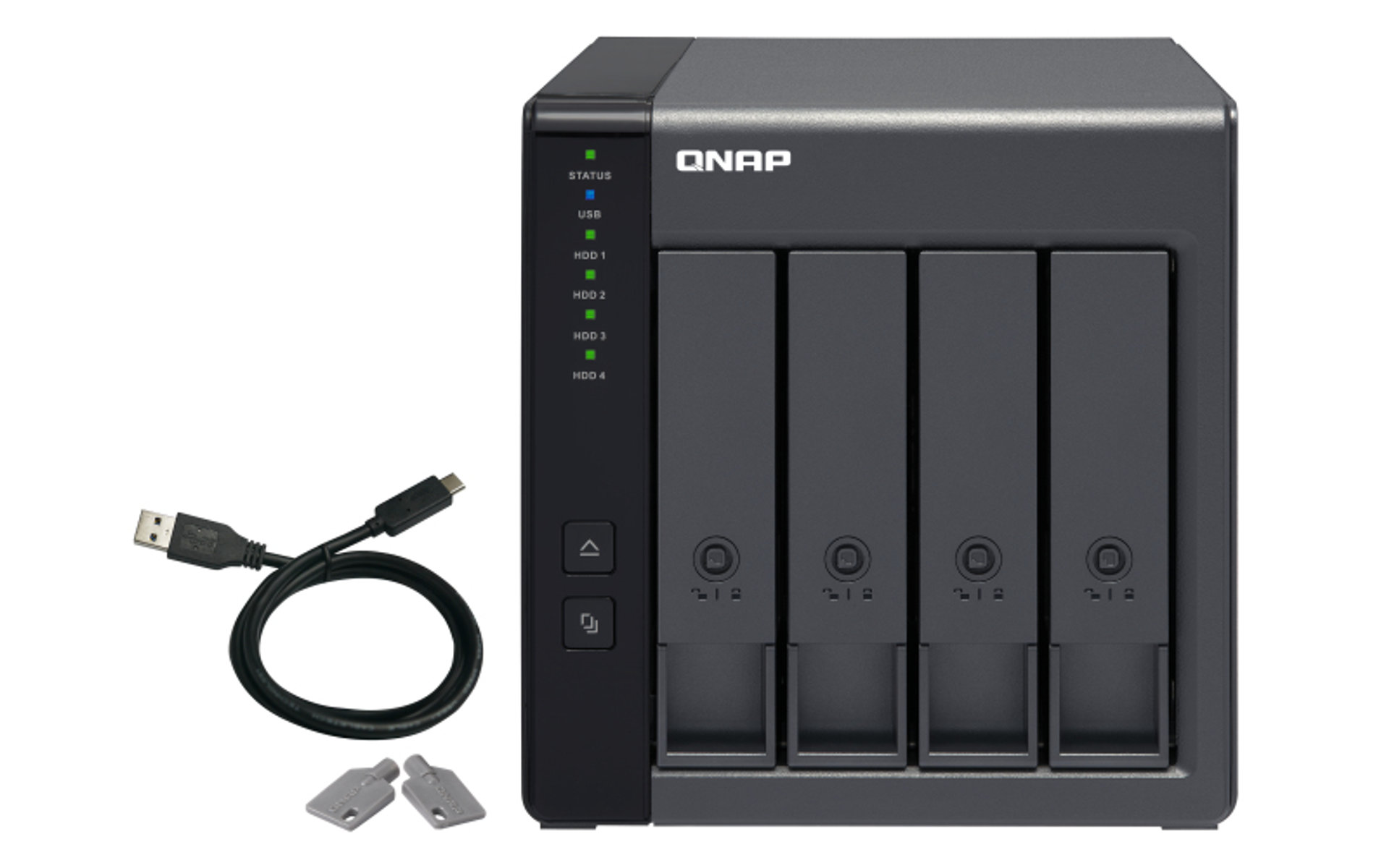 Dispositivo NAS QNAP nero con cavo USB e due clip grigie, isolato su sfondo bianco.