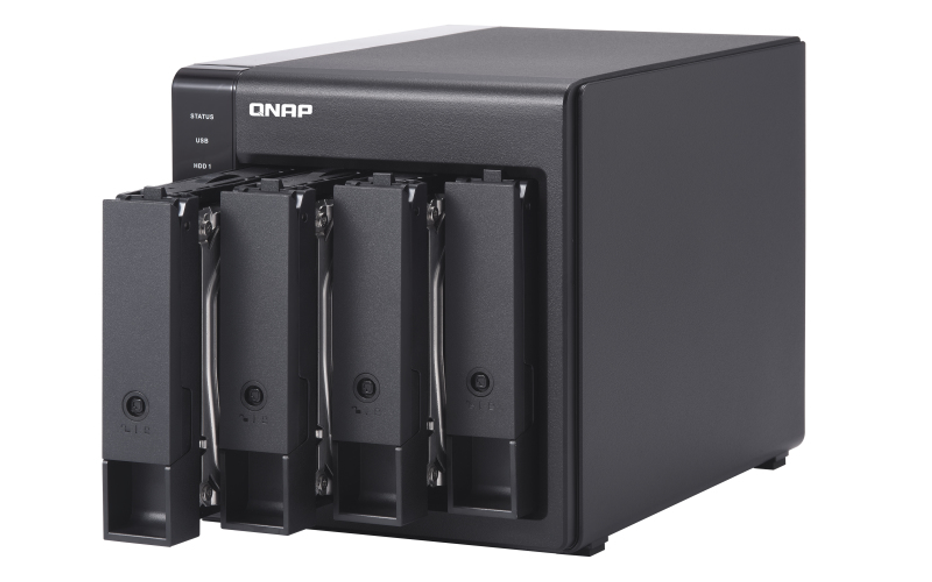 QNAP NAS con quattro vani per dischi. Il NAS è nero, con indicatori USB e HDD.