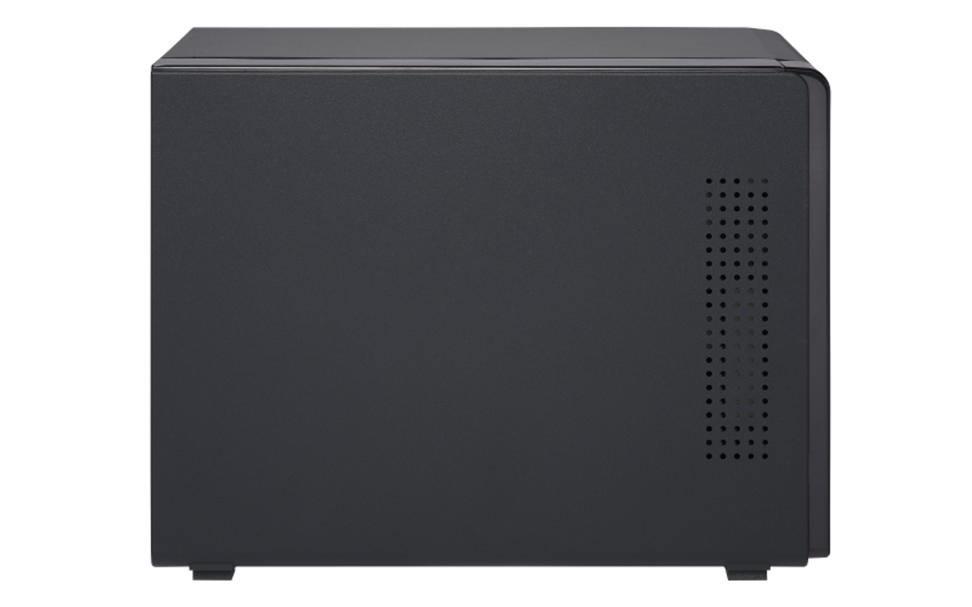 Server NAS nero con pannello laterale perforato, isolato su sfondo bianco.