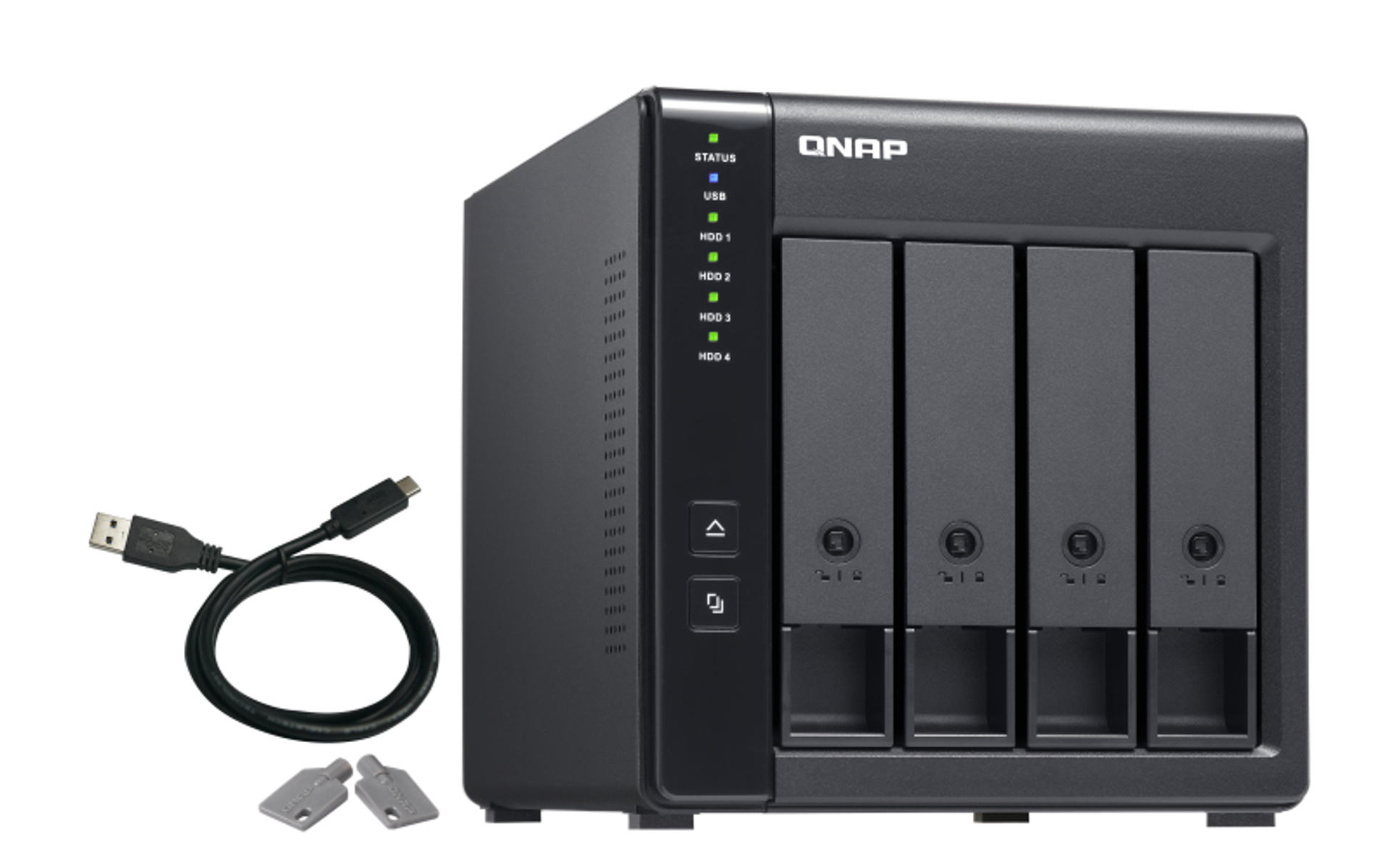 Dispositivo NAS QNAP nero con vani unità aperti, cavo USB e chiavi. Ha luci di stato e un logo QNAP.