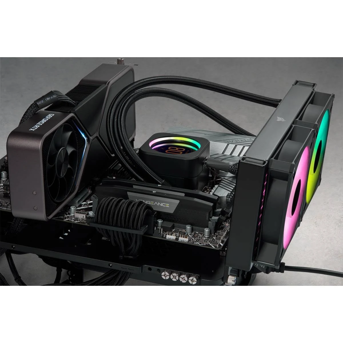 Interne Komponenten eines Computers, einschließlich einer GPU und eines CPU-Kühlers mit Regenbogeneffekt.