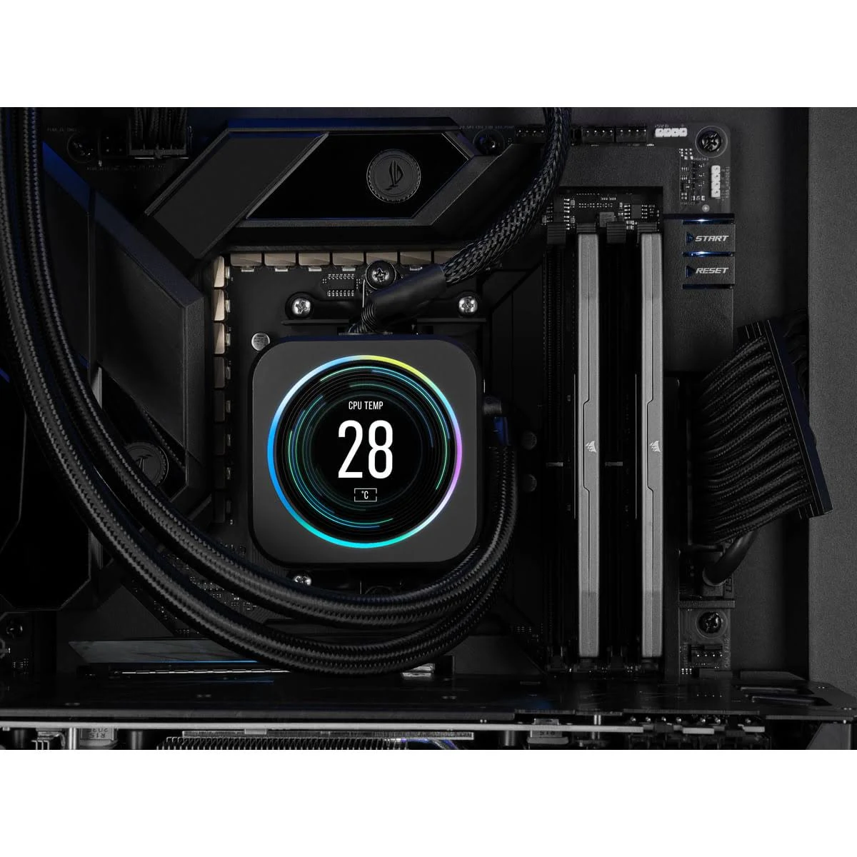 Flüssigkeitskühler des Computers, der die CPU-Temperatur von 28 Grad anzeigt, mit anderen Komponenten.