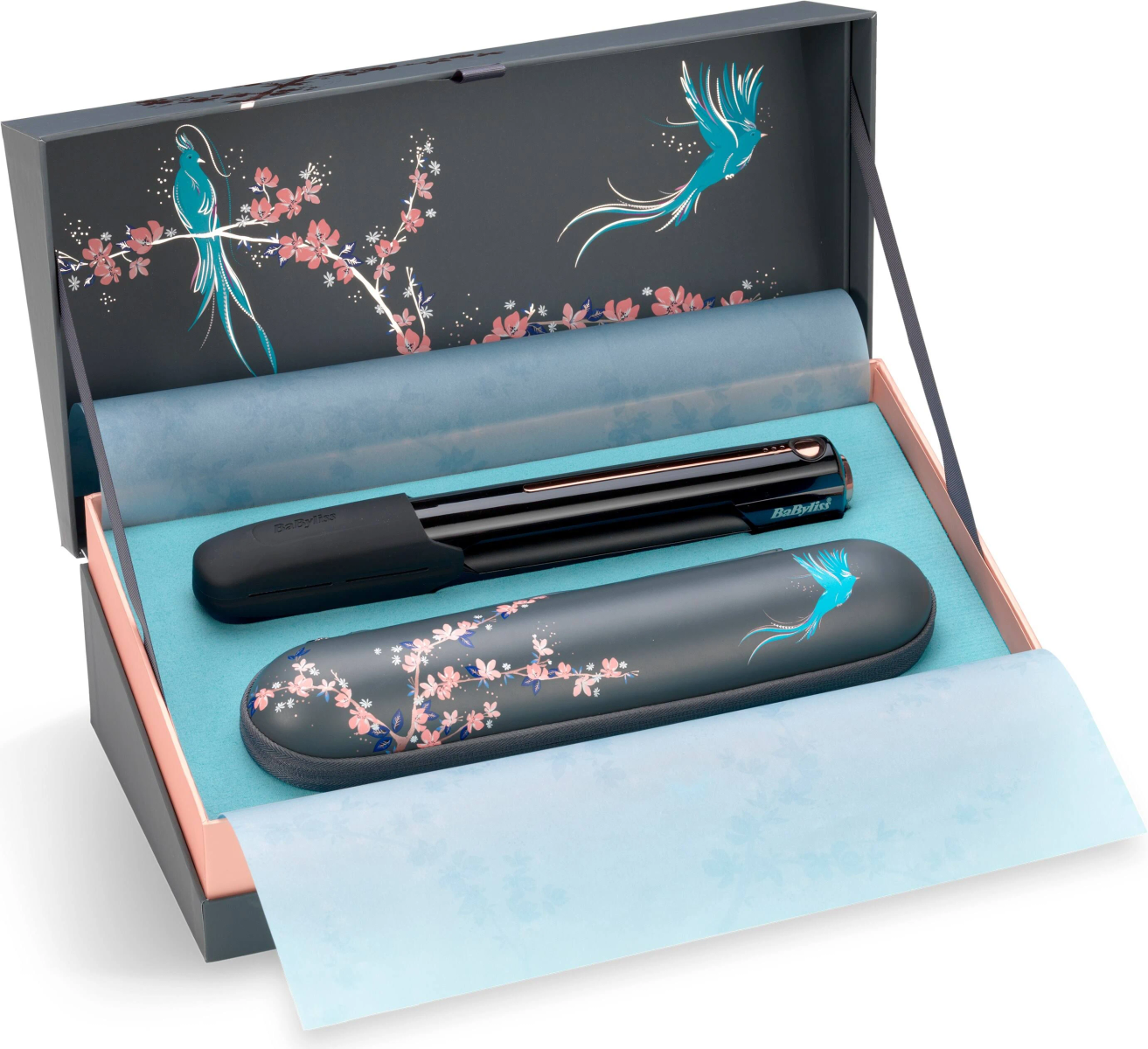Ein Glätteisen und Etui in einer dekorativen Box. Die Box hat ein Blumendesign.