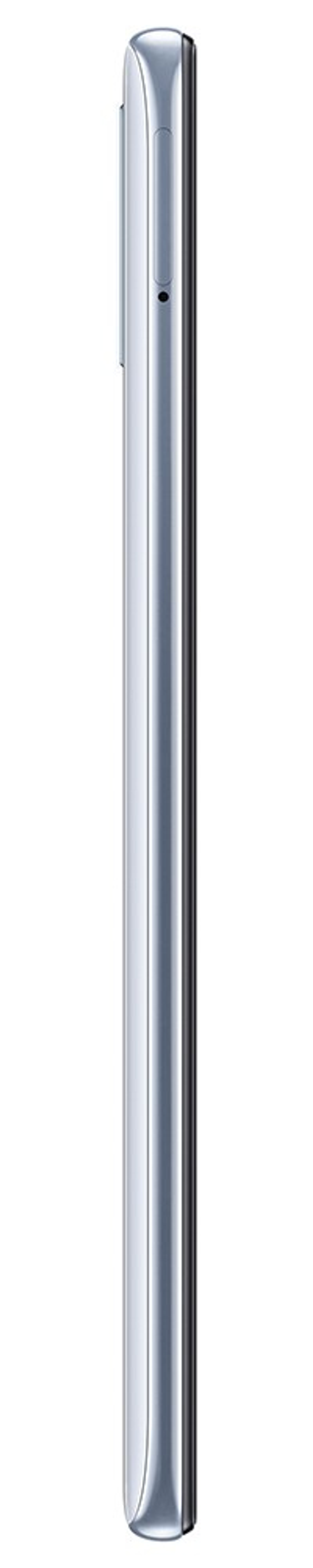 Srebrny smartfon z boku. Ma aparat i przycisk głośności.