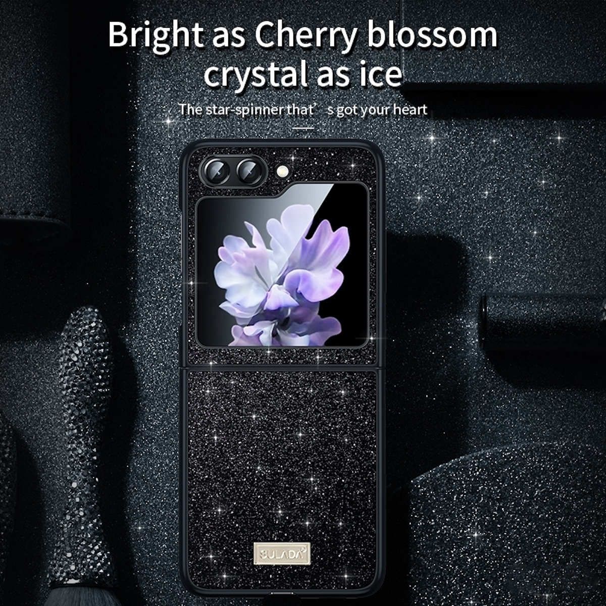 Una funda de teléfono negra brillante con una pantalla que muestra una flor morada, el texto dice: "Bright as Cherry blossom".