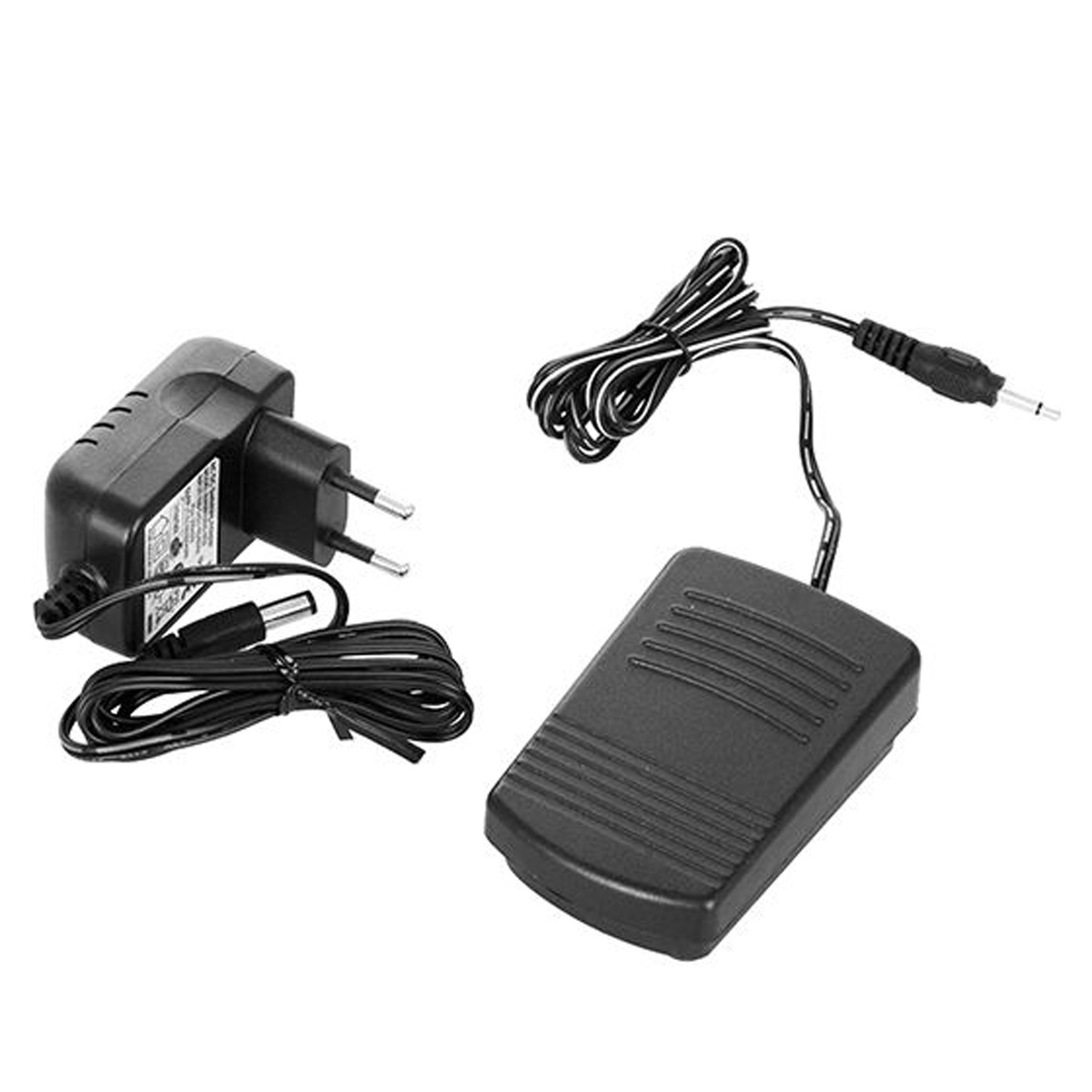 Zwei Netzadapter und ein Fußschalter, angeordnet auf einer weißen Oberfläche, vor weißem Hintergrund.