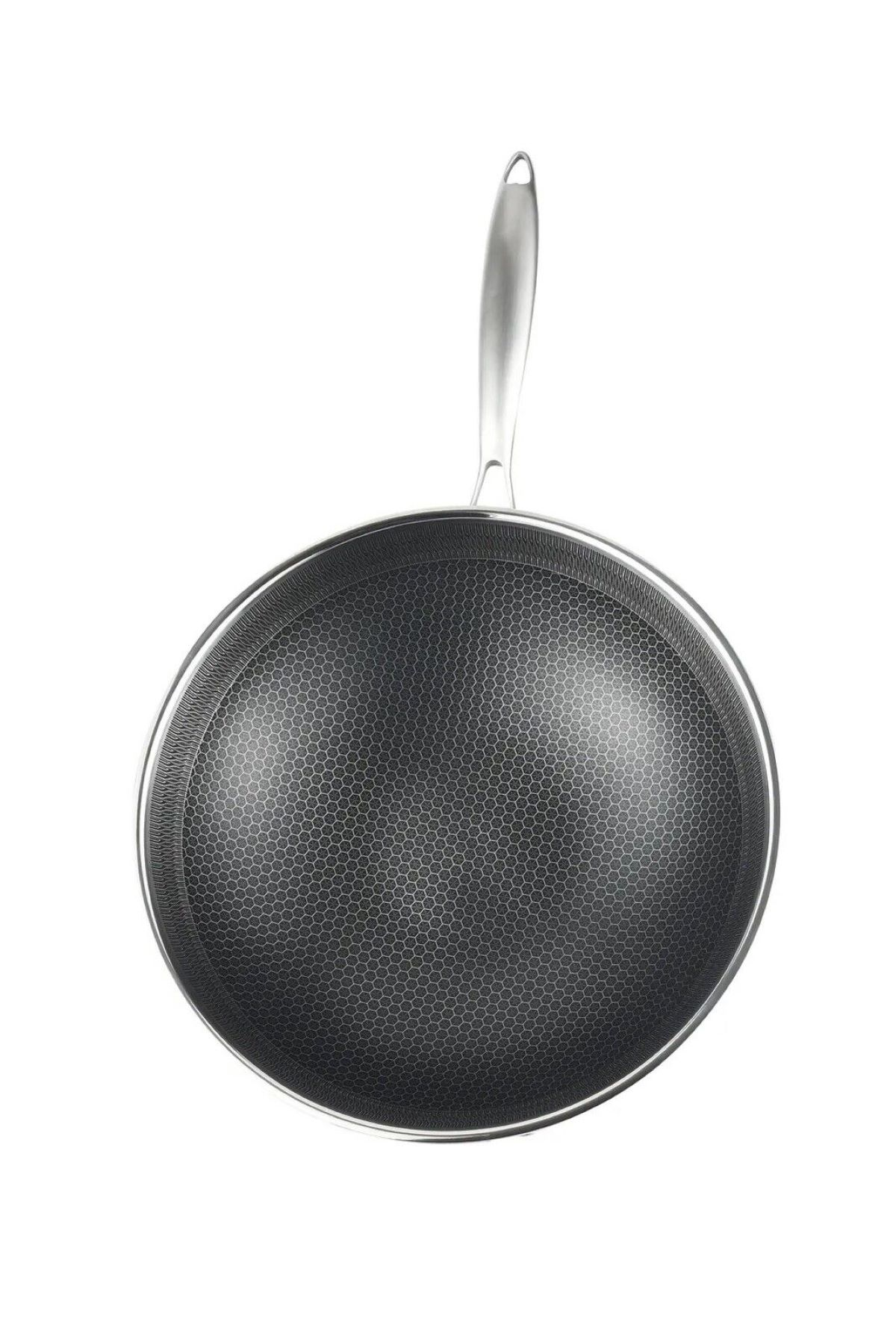Une poêle en acier inoxydable avec un motif en nid d'abeille sur la surface de cuisson. Fond blanc.
